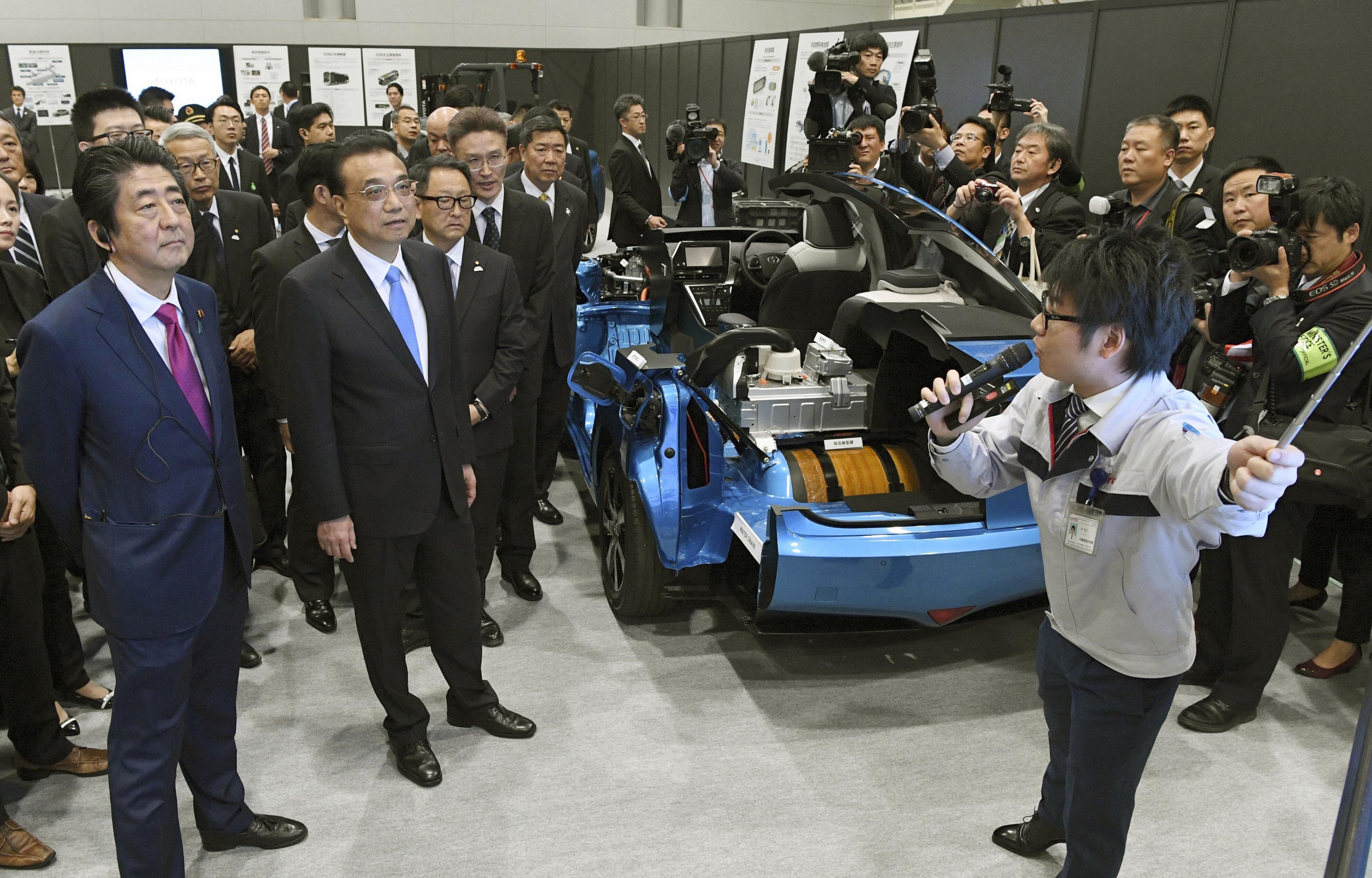 Japanese Prime Minister Shinzo Abe (left) and Chinese Premier Li Keqiang (second from left) visit a Toyota Motor factory in Tomakomai, Japan, on May 11, 2018. Photo: Kyodo
