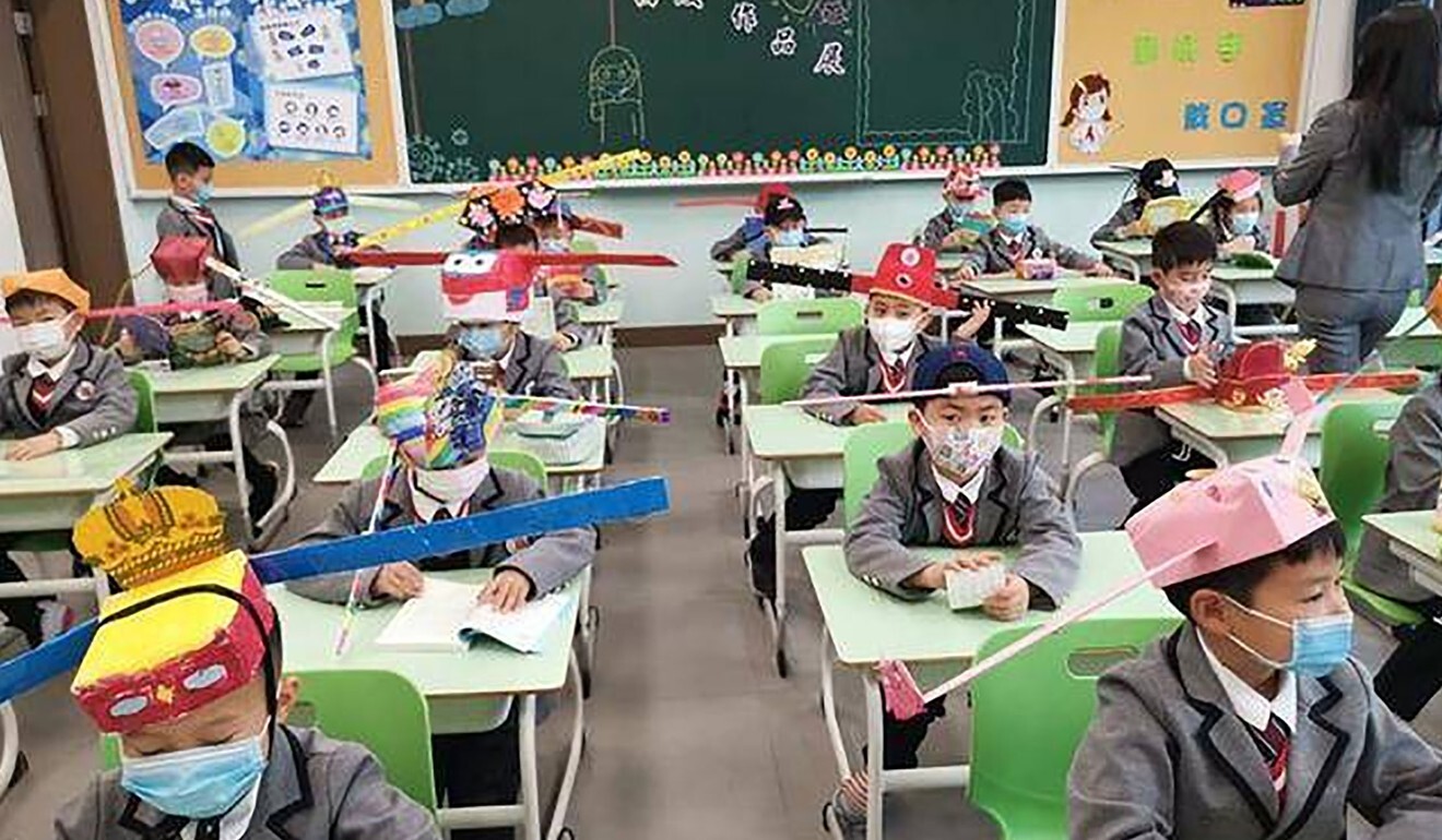 The pupil’s head gear is designed to drive home the social distancing message. Photo: Weibo