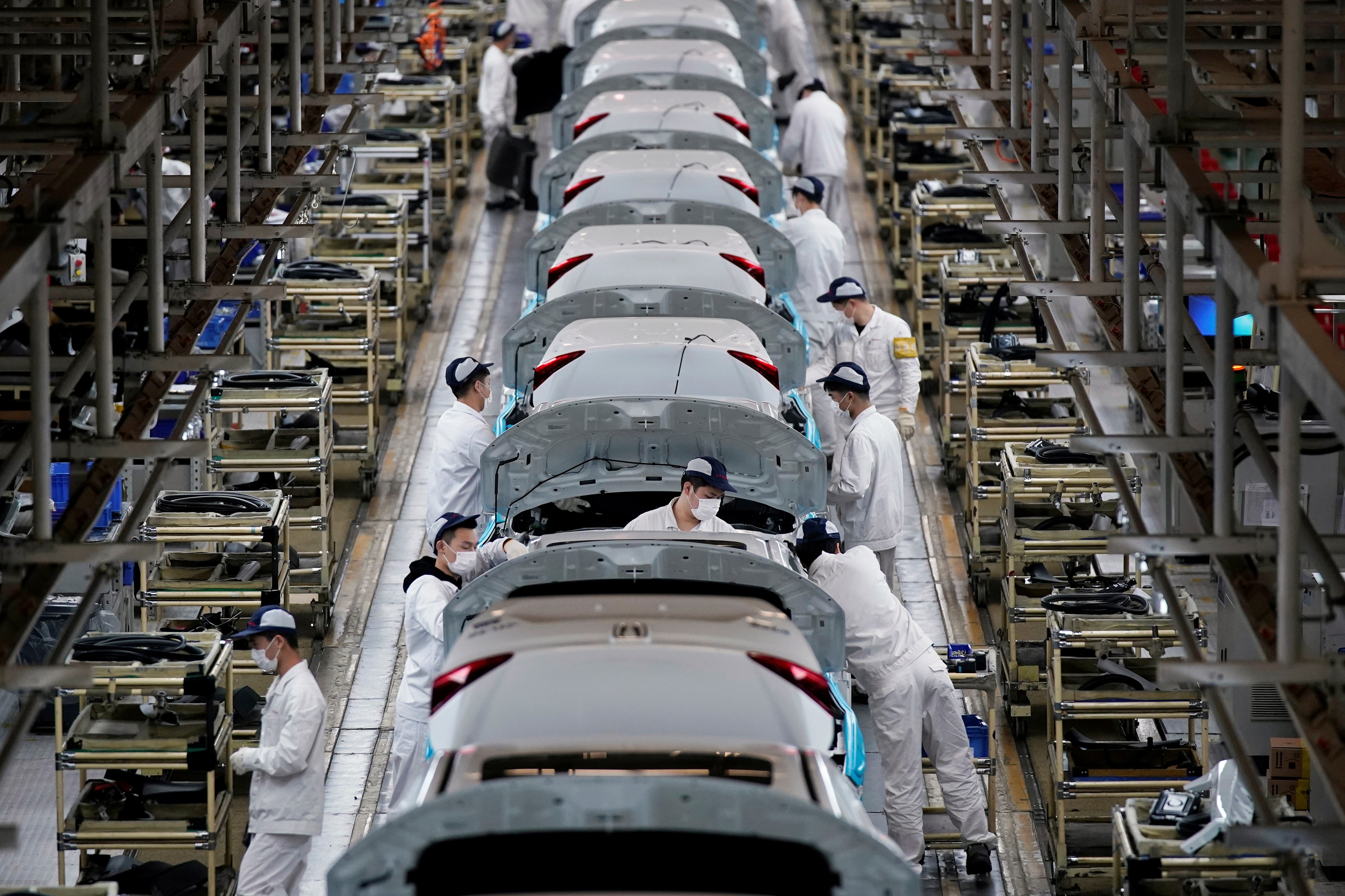 Employees work on a production line at a Dongfeng Honda factory after the lifting of the Wuhan lockdown on April 8. Photo: Reuters