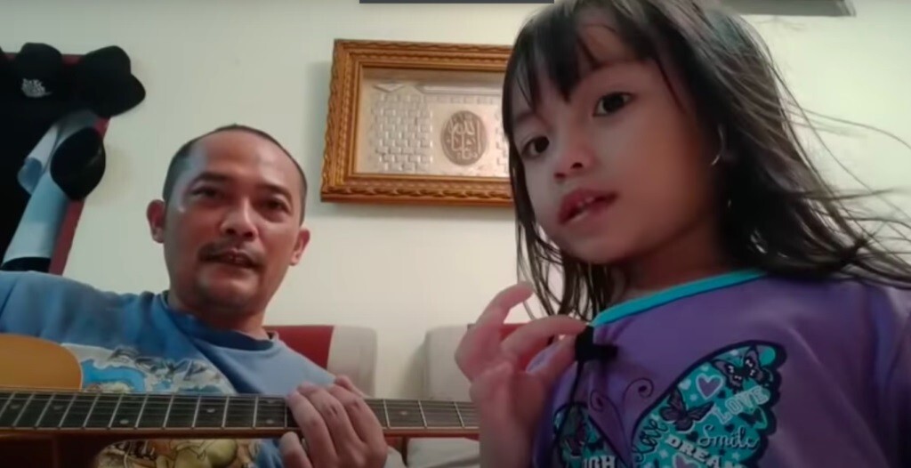 Ujang Ijon and his three-year-old daughter Audrey perform Killing in the Name by US rockers Rage Against the Machine.