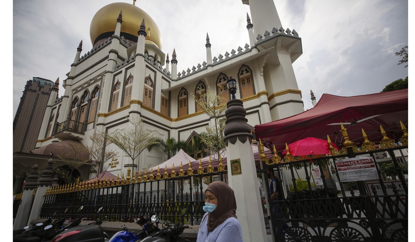 A Muslim woman walks past the closed Sultan Mosque, or Masjid Sultan, at Kampong Glam District in Singapore. Photo: EPA-EFE