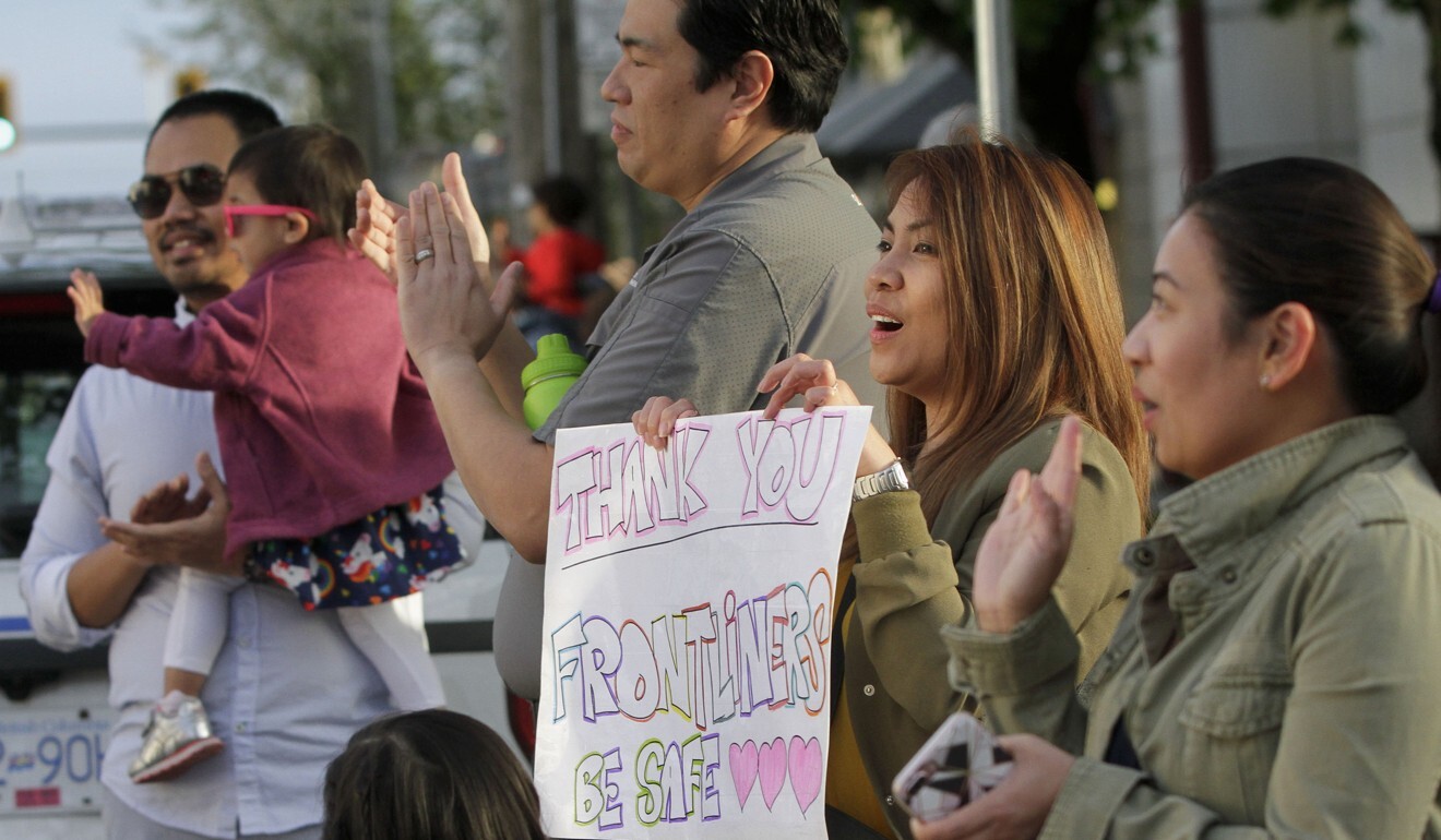 Medical workers are applauded outside Lions Gate Hospital in Vancouver on April 17. Photo: Xinhua