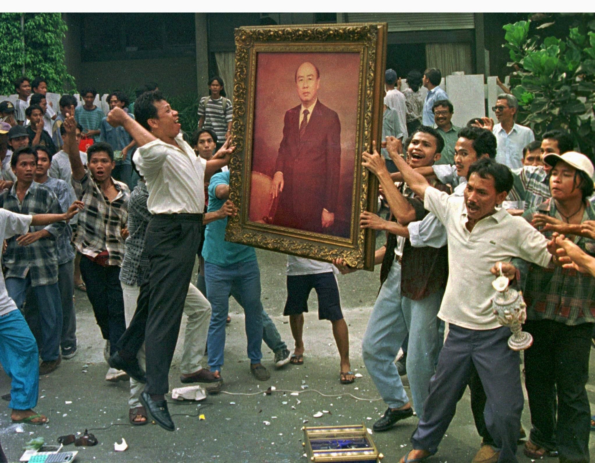 Rioting mobs take their anger out on the portrait of Indonesia’s once wealthiest man, Liem Sioe Liong, after they looted and burned his house in Jakarta in 1998. Ethnic Chinese like Lim have controlled much of Indonesia’s commerce, which made them a target for violent acts. Photo: Reuters