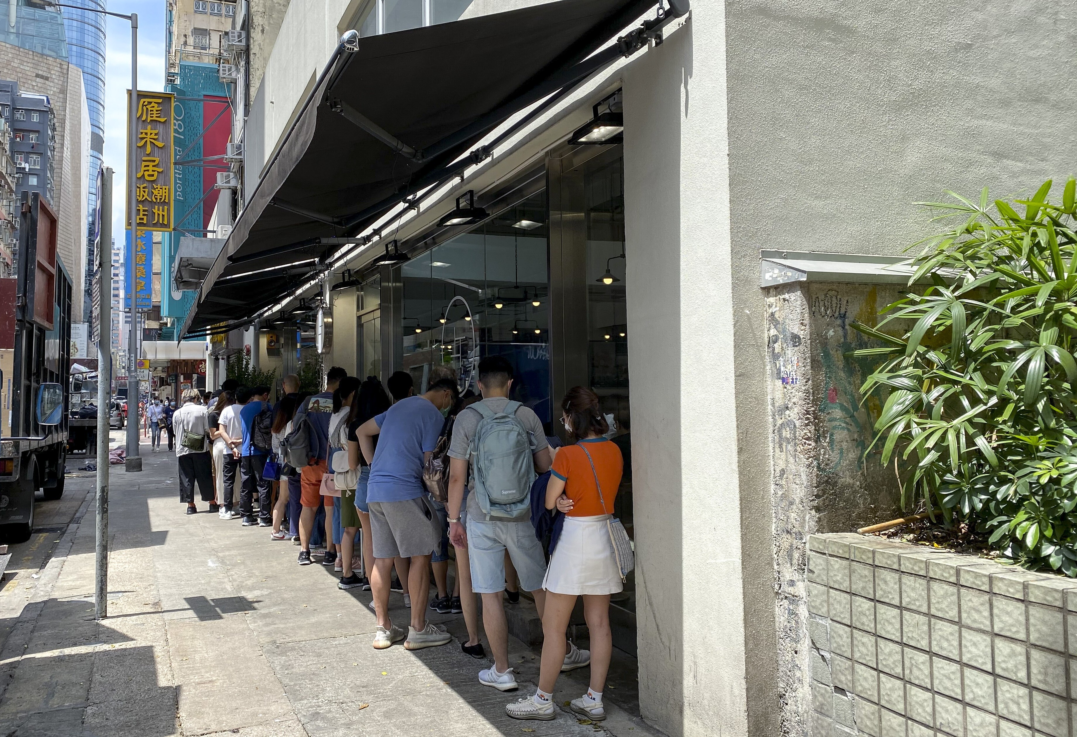 More than 30 people queue up outside Jie Genge, a Taiwanese restaurant known to support the anti-government protests, as ‘mini golden week’ gets under way on May 1. Photo: Karen Zhang