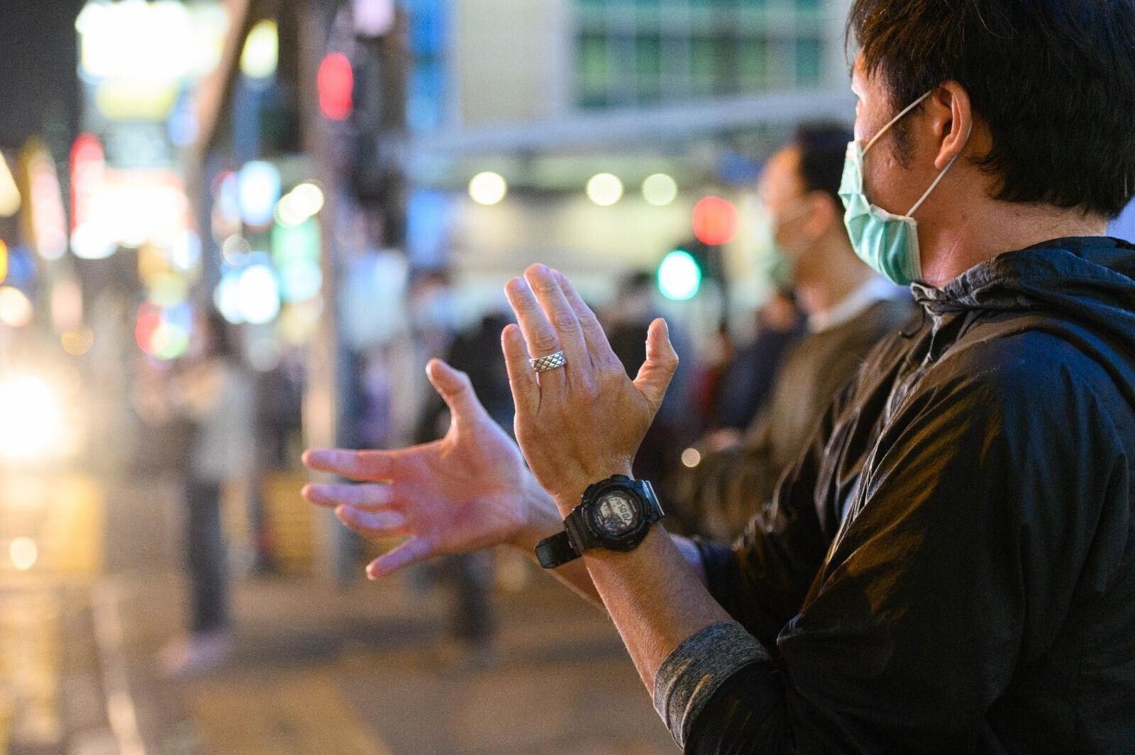 Hongkongers clap for health care workers in Mong Kok amid the coronavirus outbreak. Photo: Hong Kong Community Foundation