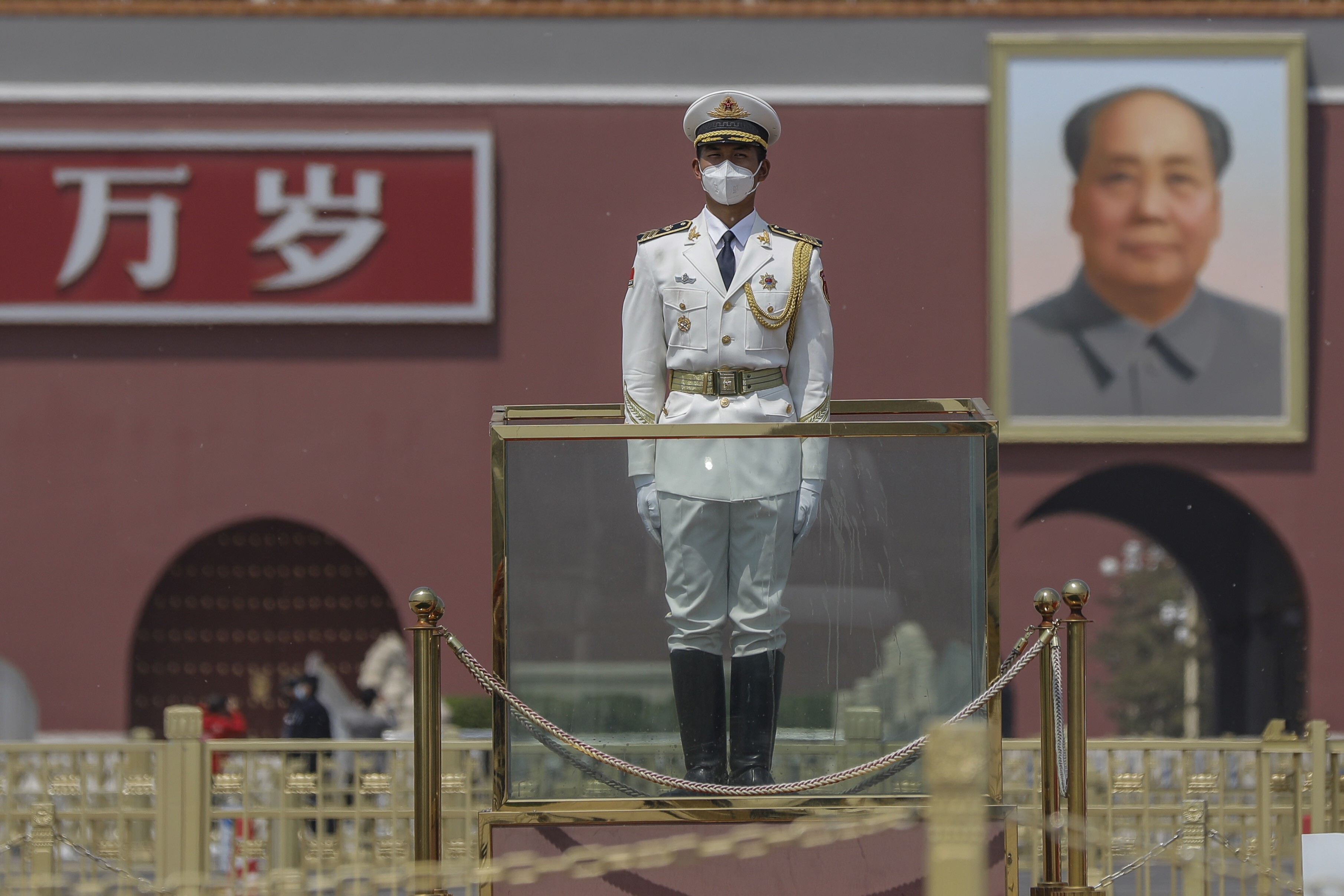 A Chinese paramilitary police officer wearing a face mask stands guard in front of a portrait of former leader Mao Zedong at Tiananmen Square in Beijing, on April 28. Photo: EPA-EFE