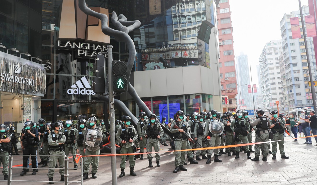 Police block an entrance to Langham Place in Mong Kok. Photo: Sam Tsang
