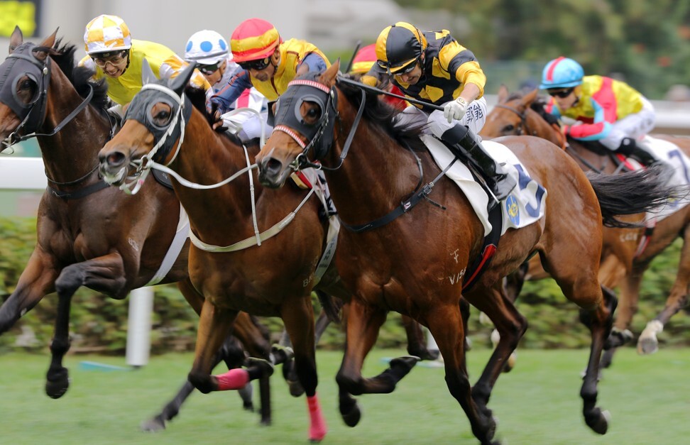 King’s Man barrels down the outside to win at Sha Tin.