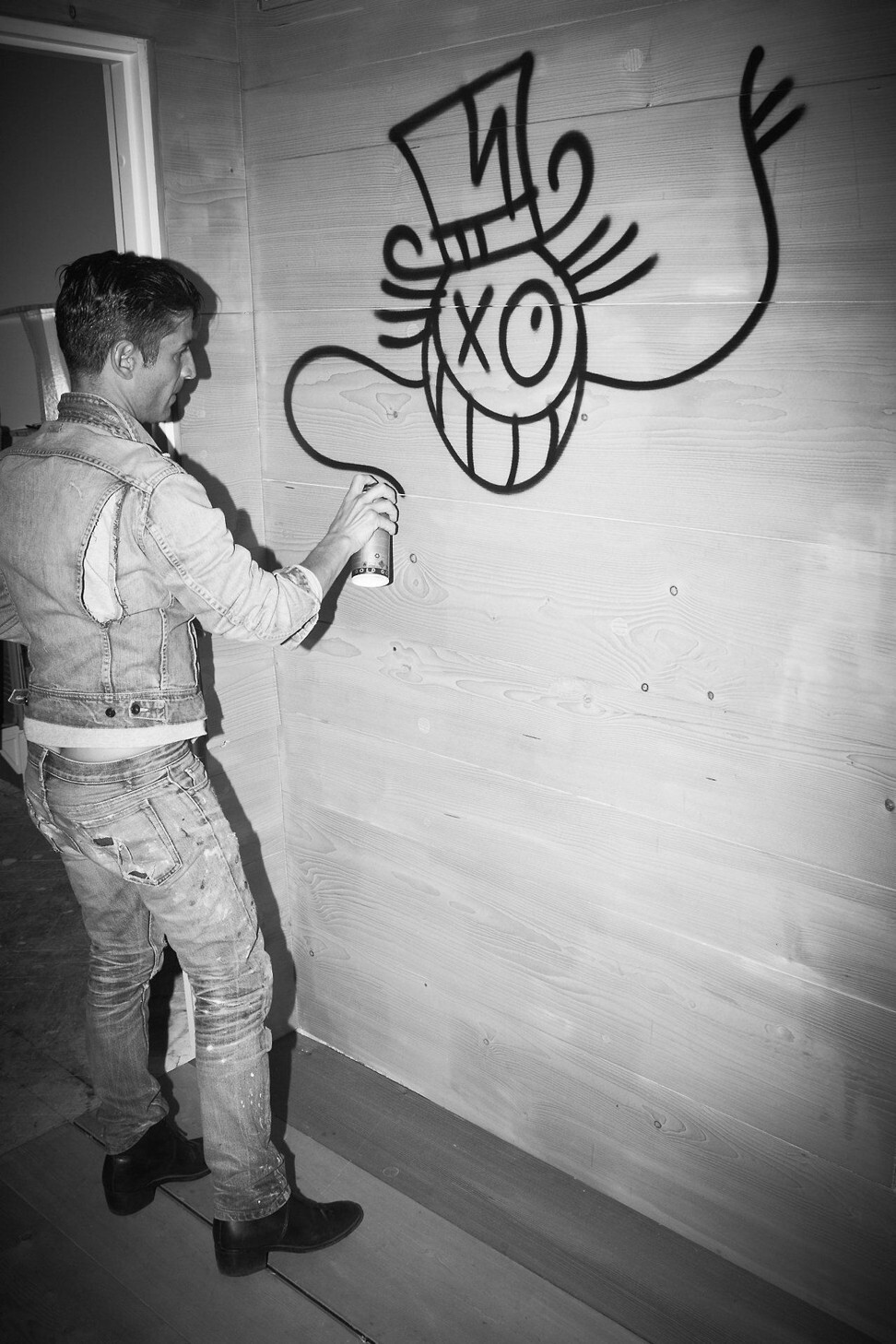 André Saraiva offered a custom mural painting for auction. Photo: Chufy Auction