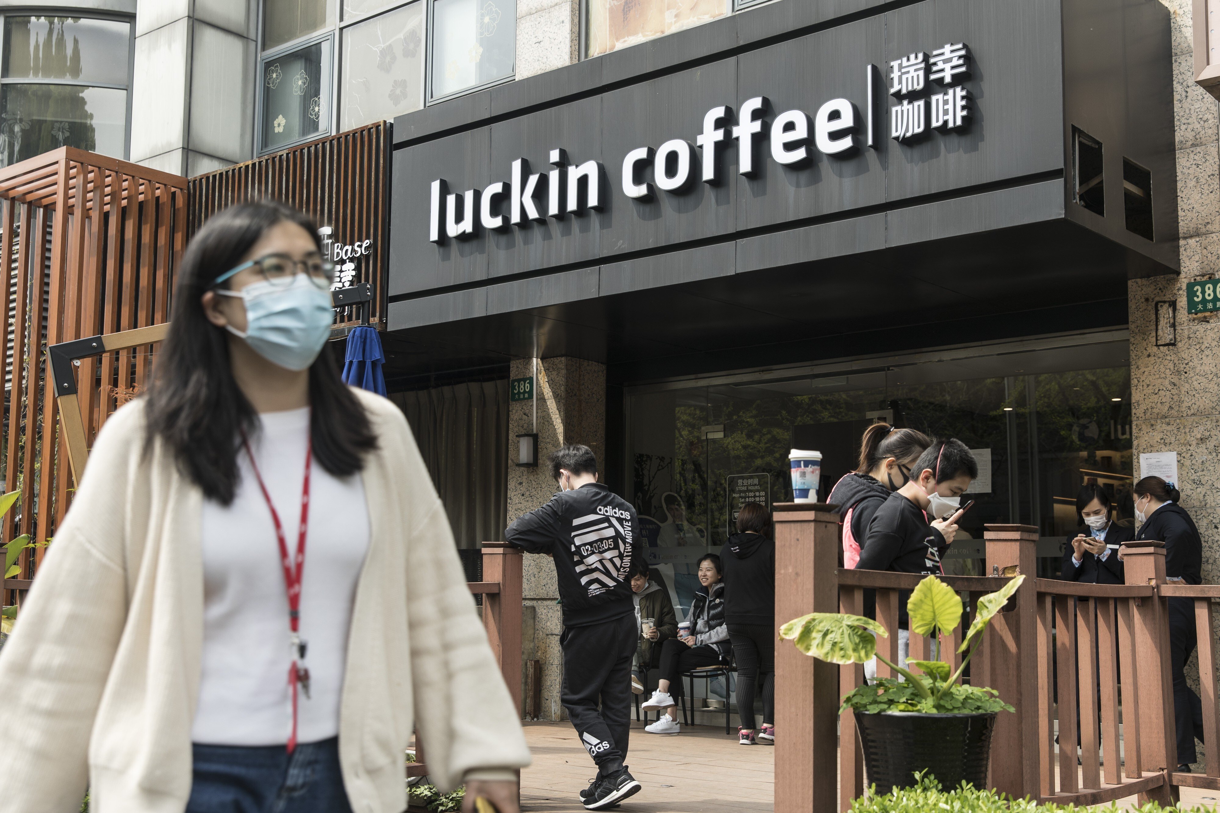 A Luckin Coffee outlet in Shanghai. The Xiamen-based start-up operated 3,500 stores globally as of late last year. Photo: Bloomberg