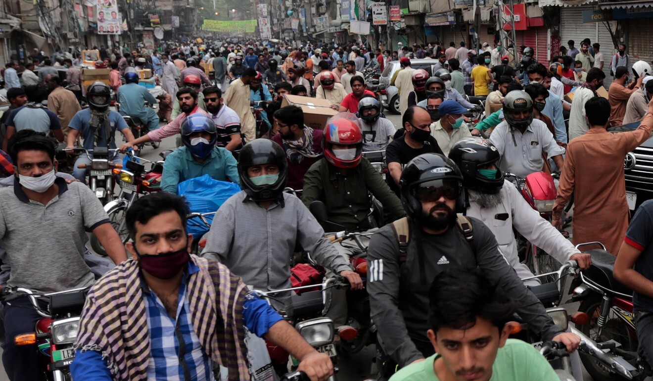 Motorists ride in heavy traffic in Lahore, Pakistan, on May 12, 2020. Photo: EPA-EFE