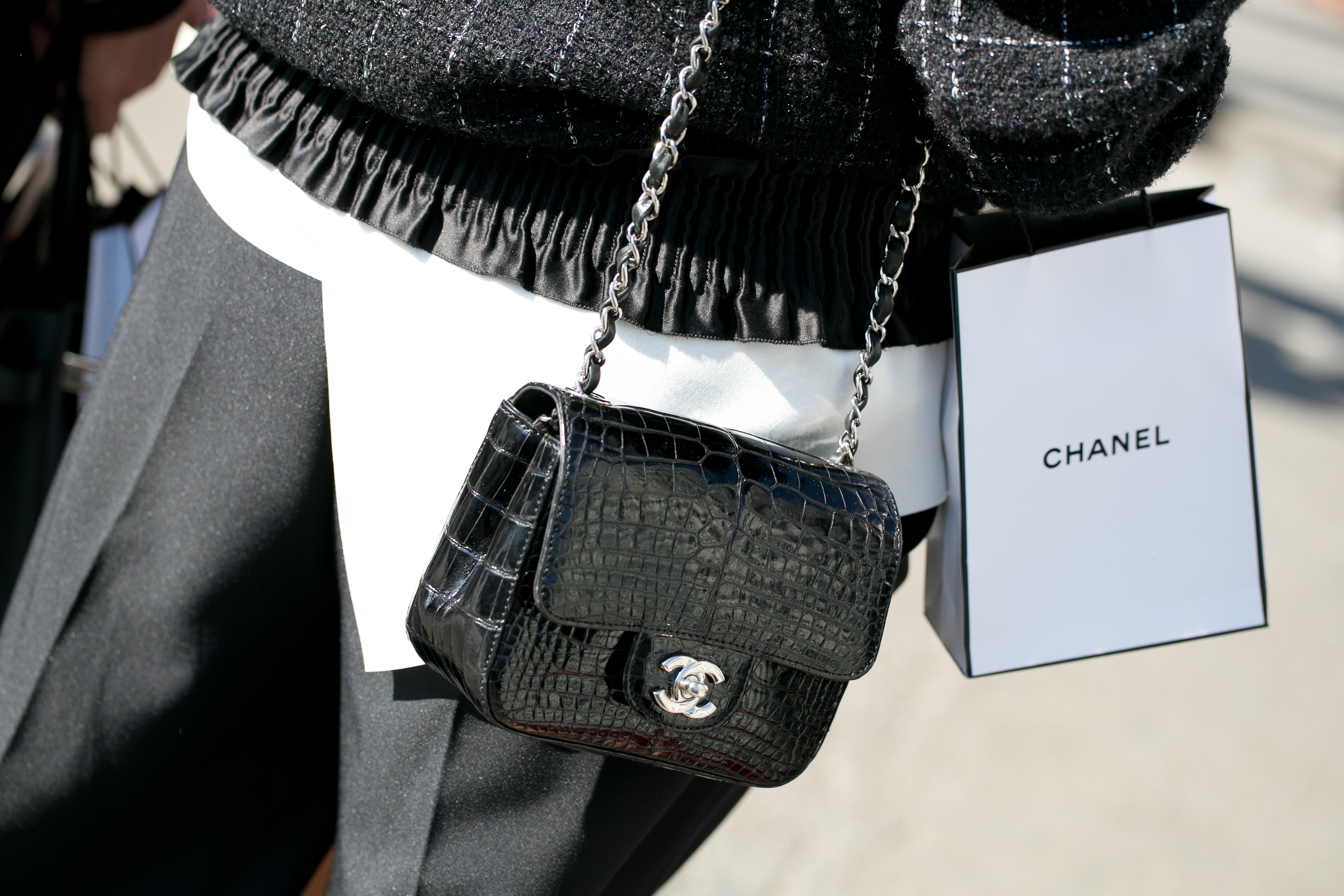People line up to buy Chanel bags on rumors of price hikes - The Korea Times