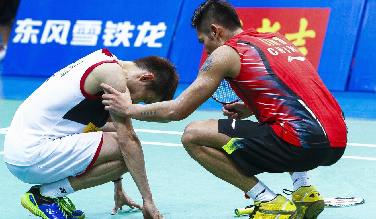 Lin Dan comforts his injured rival Lee Chong Wei at the 2013 World Championships final in Guangzhou. Photo: EPA