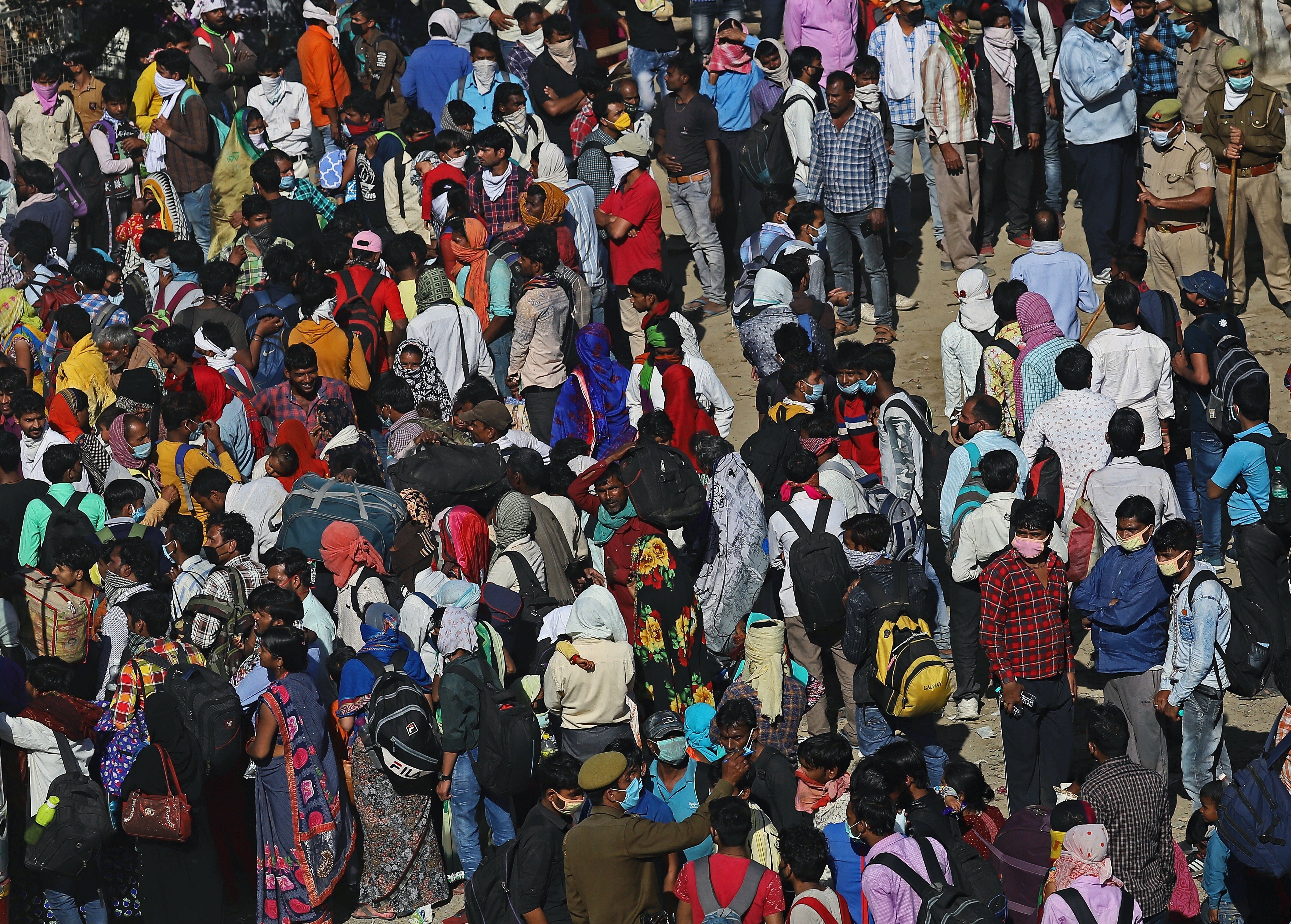 Migrant workers try to catch buses on the outskirts of Delhi amid the coronavirus lockdown. Photo: Bloomberg