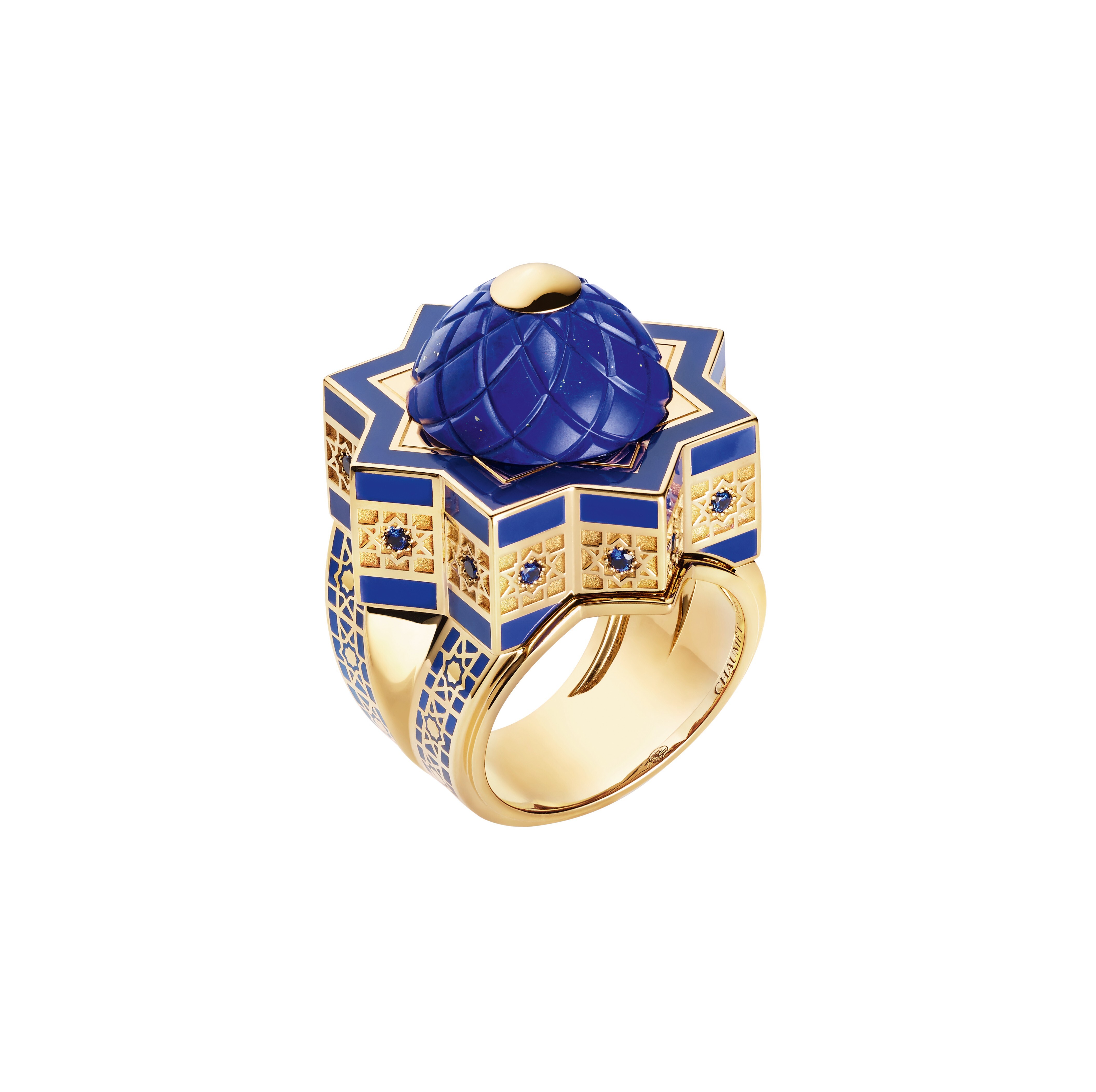 Trésors d'Ailleurs Shéhérazade ring in yellow gold and lacquer, set with round sapphires and one sculpted cabochon-cut lapis lazuli, by Chaumet is inspired by Islamic architecture. Photo: Chaumet