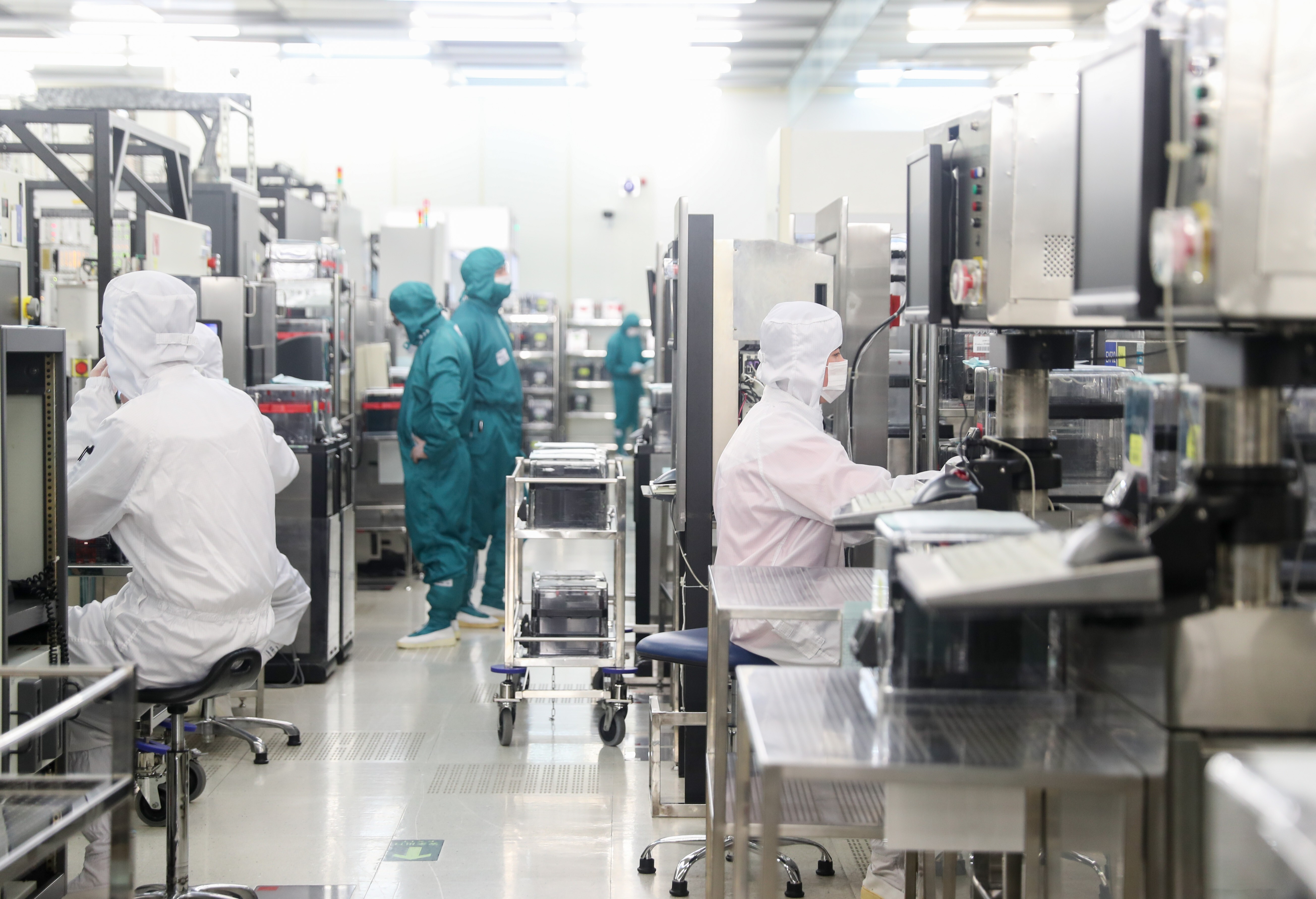Technicians work in a semiconductor wafer fab in Shanghai, Feb. 10, 2020. Photo: Xinhua
