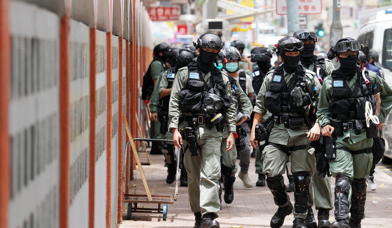 Policiais de choque foram vistos em Wan Chai.  Foto: Winson Wong
