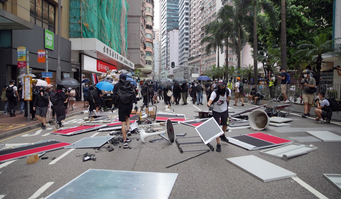 Protesters attempt to block traffic on Hennessy Road. Photo: Winson Wong