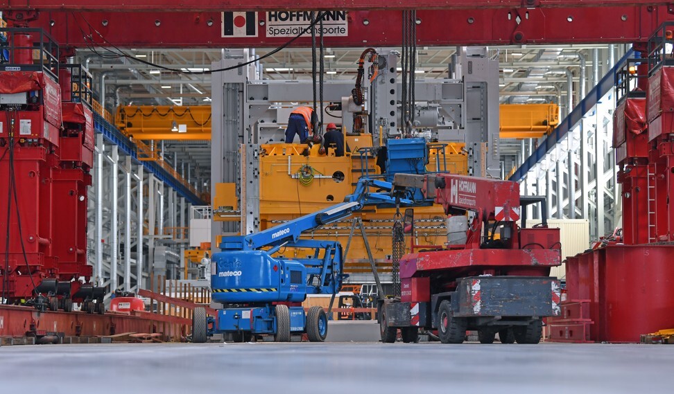 Assembly work for a new large press gets under way at the expanded plant of carmaker Volkswagen in the town of Zwickau, located in the landlocked German state of Saxony, on May 26. Photo: DPA