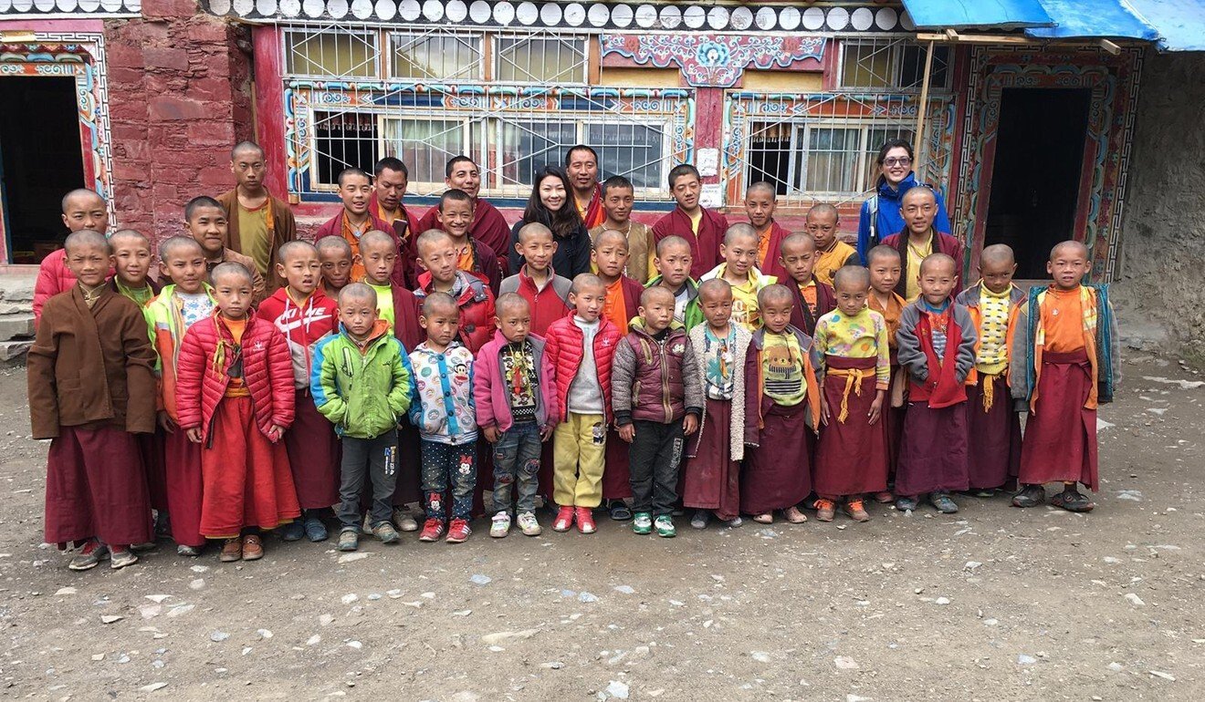 Tsui (centre) with schoolchildren in China’s Sichuan province. Photo: courtesy of Hazel Tsui