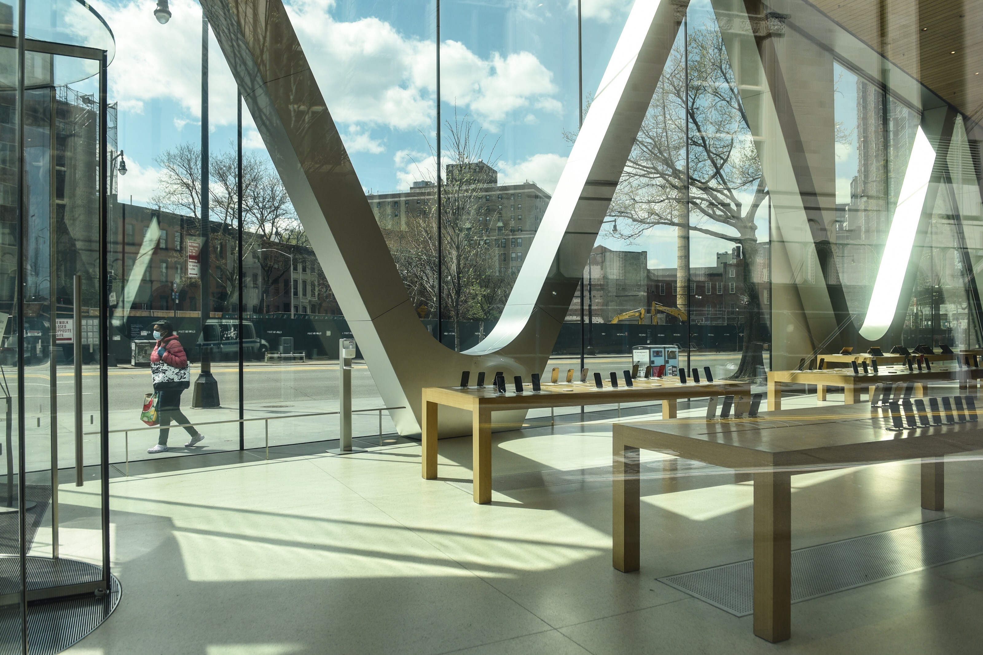 A pedestrian wearing a mask passes a closed Apple store in Brooklyn, New York City, on April 15. Photo: Bloomberg