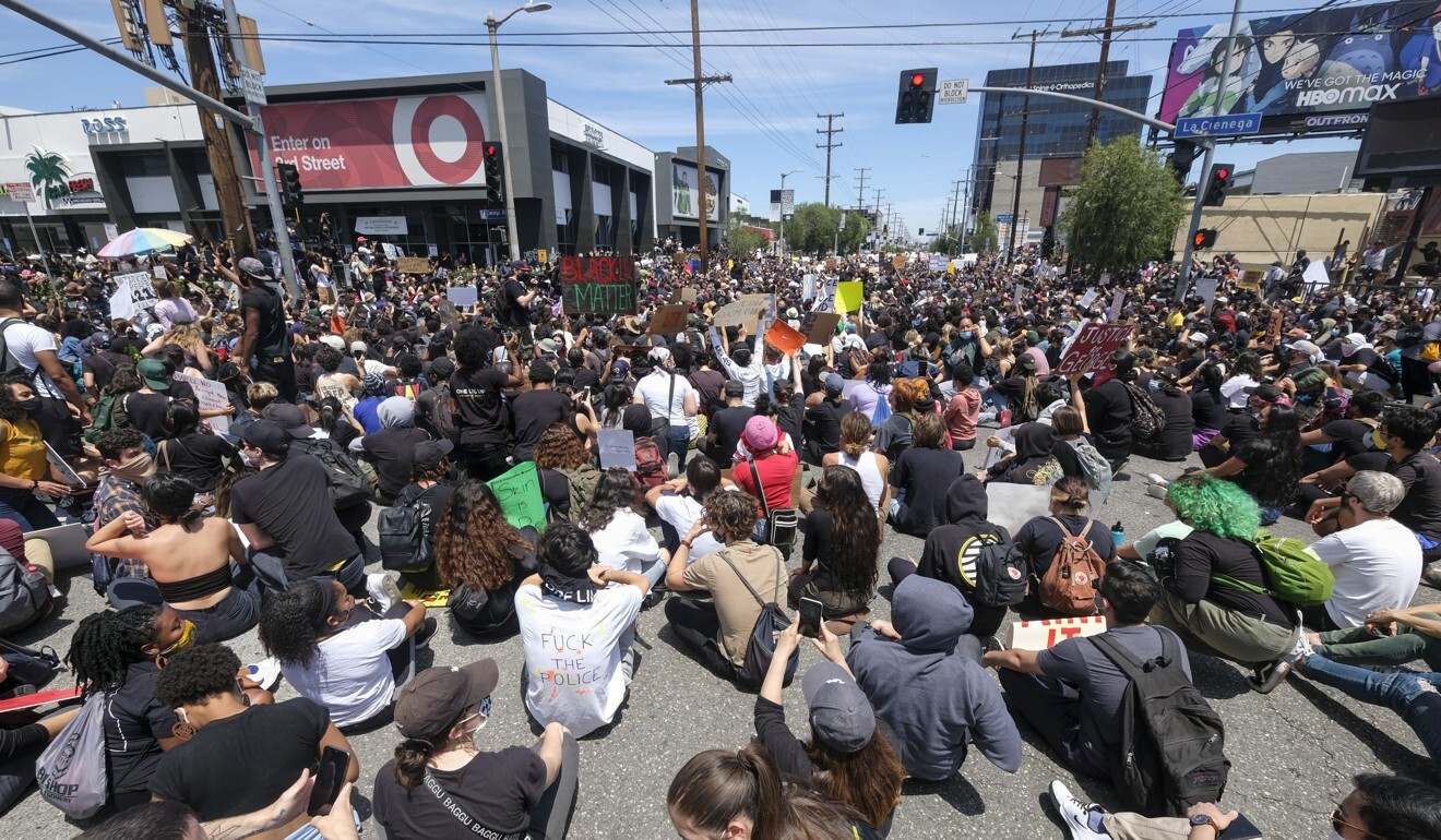Peoples sit on at an intersection during a protest over the death of George Floyd in Los Angeles. Photo: AP Photo