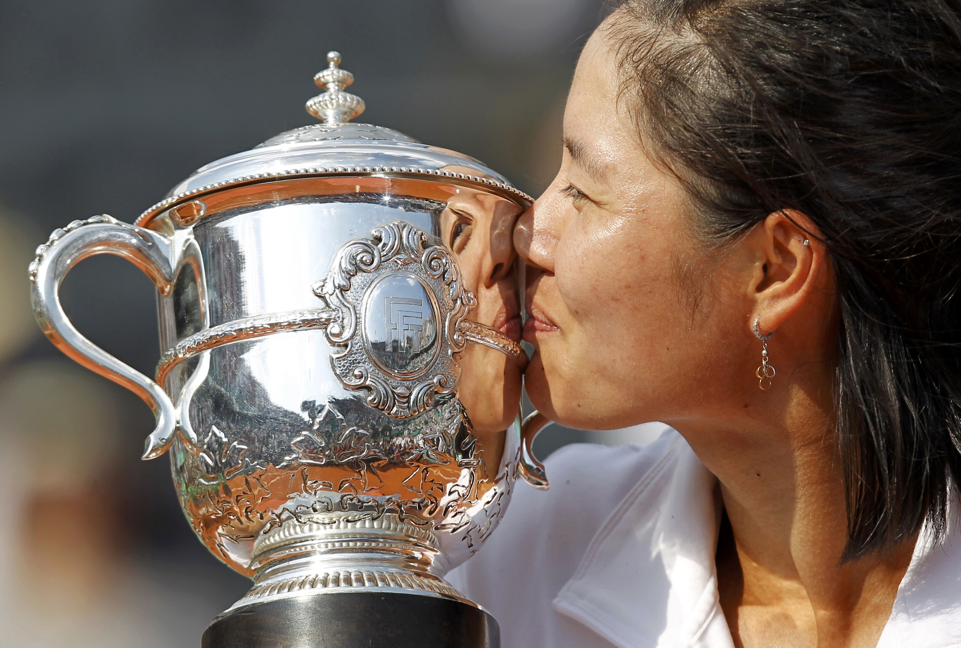 Li Na of China kisses the trophy after winning her women's final against Francesca Schiavone of Italy at the French Open tennis tournament at the Roland Garros stadium in Paris on June 4, 2011. Photo: Reuters