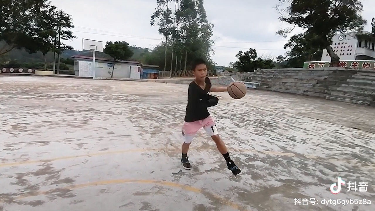 One-armed basketball player Zhang Jiacheng has got some serious handles.