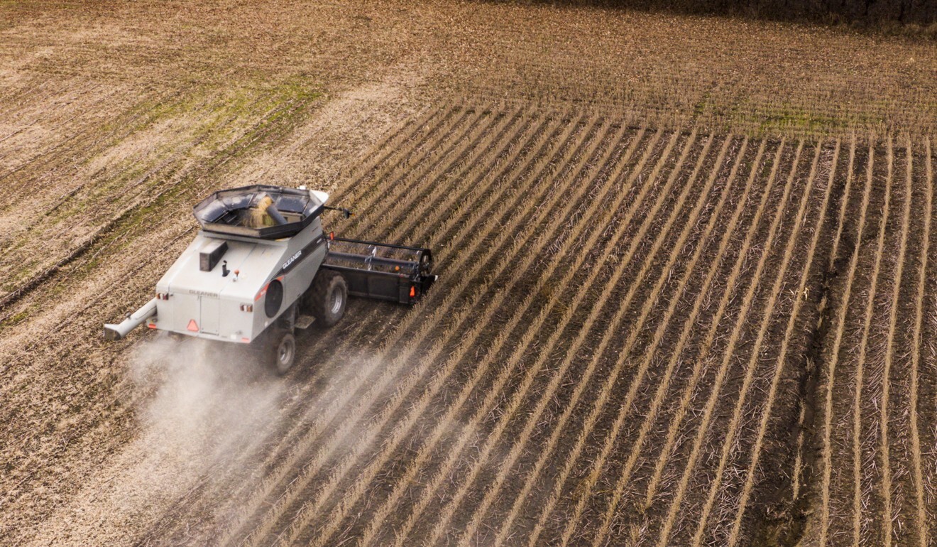 A farmer completes his soybean harvest in Lake Villa, Illinois, on December 12, 2019. Under the “phase one” trade deal, China has committed to buying significantly more US agricultural products. Photo: EPA-EFE