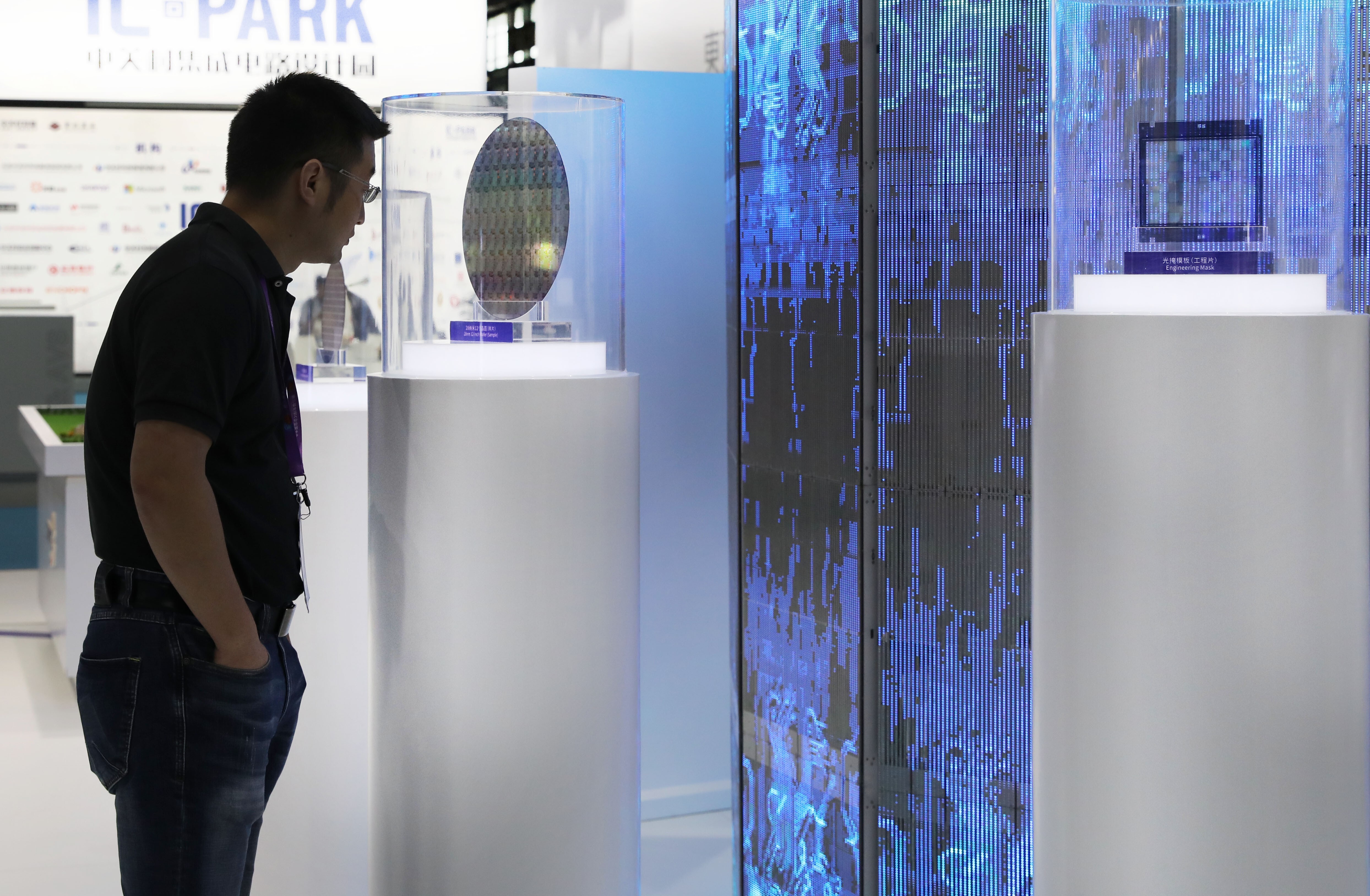 A visitor views an exhibit of a silicon wafer during the 17th China International Semiconductor Expo in Shanghai, Sept. 3, 2019. Photo: Xinhua