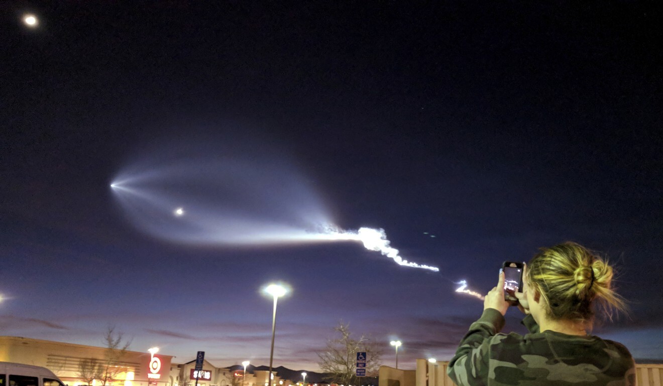 Il cielo della sera si è illuminato il 22 dicembre 2017, quando il Falcon 9 di SpaceX ha sollevato 10 satelliti Iridium dalla base aeronautica di Vandenberg in California. (Immagine: AP)