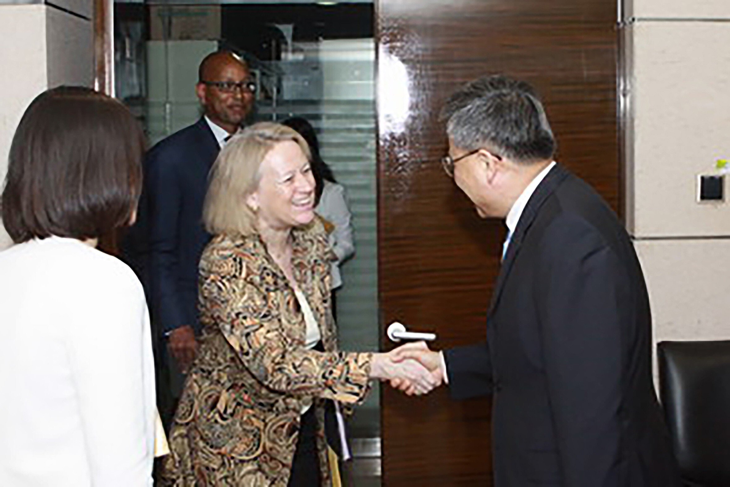 Guo Shuqing (right), then chairman of the China Securities Regulatory Commission (CSRC), greeting a delegation led by Mary Schapiro (left), then Chairman of the United States Securities and Exchange Commission (SEC) on July 2, 2012. Photo: Handout