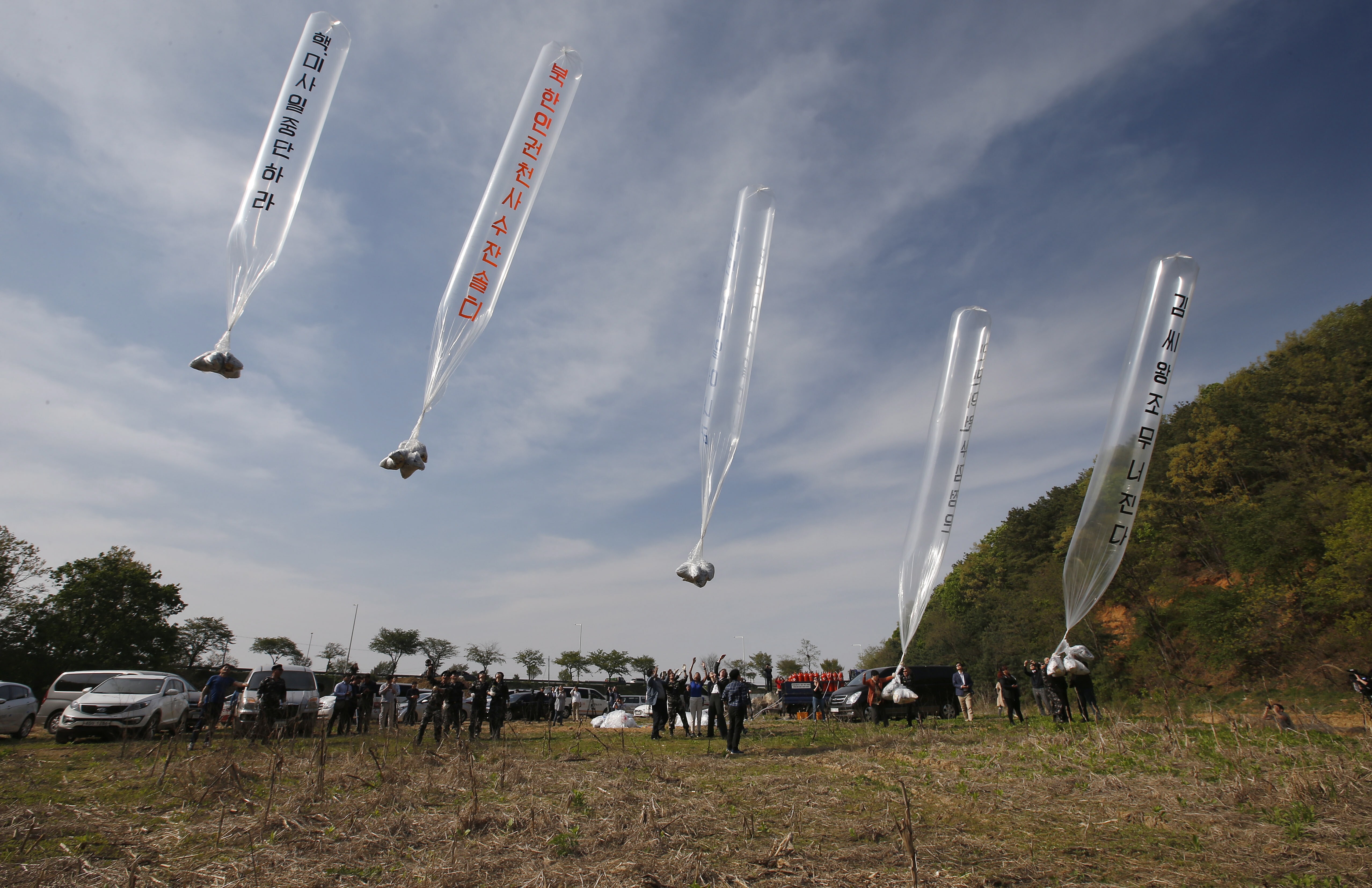 Members of defector organisation Fighters for Free North Korea release balloons carrying anti-Pyongyang leaflets across the border in this 2016 file photo. Photo: EPA