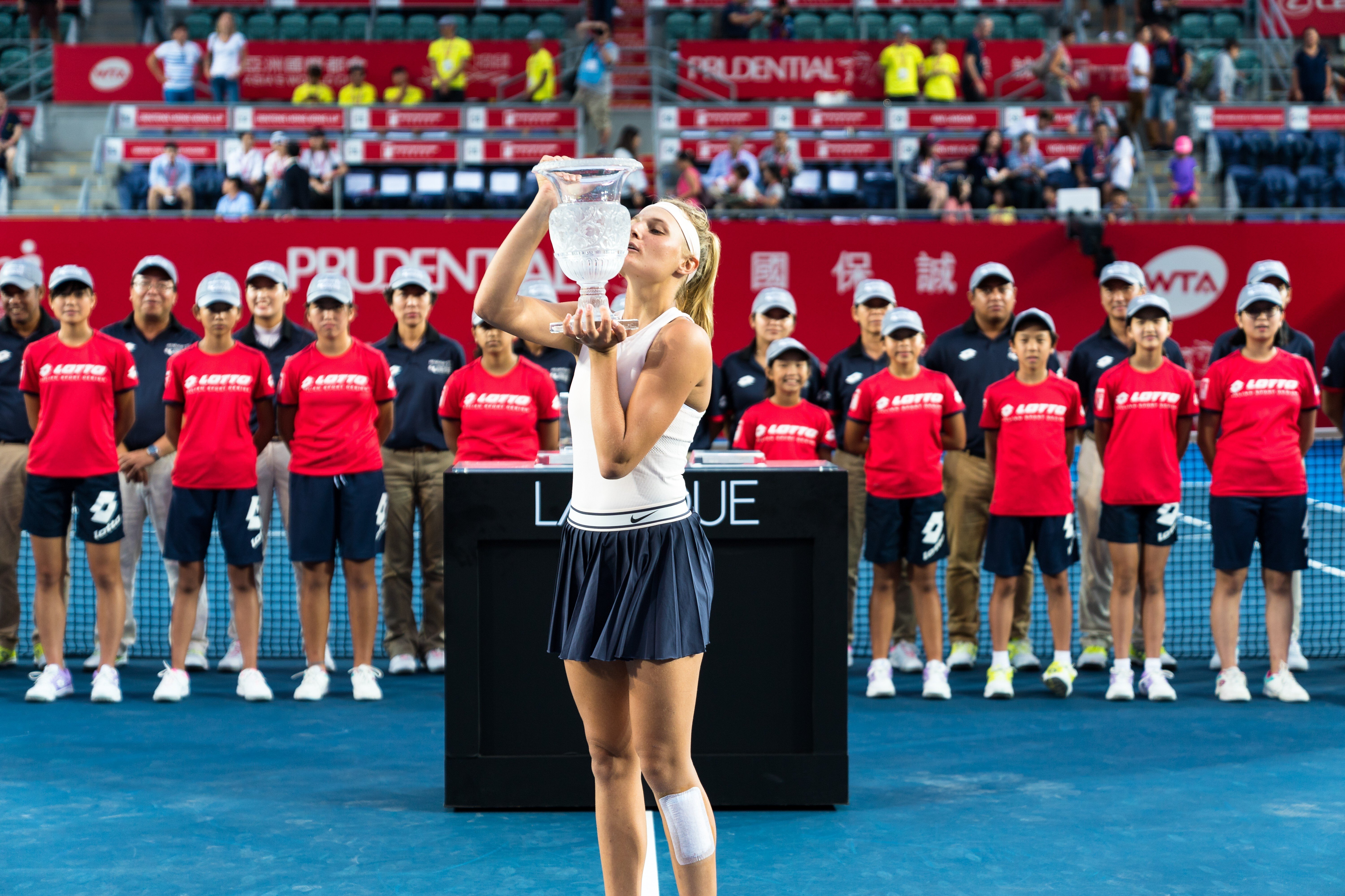 Dayana Yastremska kisses the trophy after winning the 2018 Prudential Hong Kong Open at Victoria Park. Photo: ArcK Photography