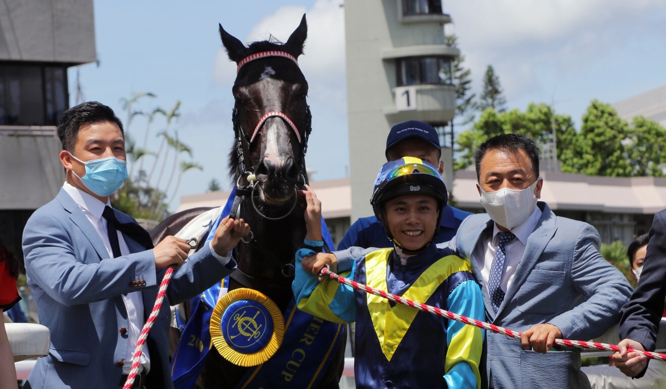 Connections pose with Jolly Banner after his win.