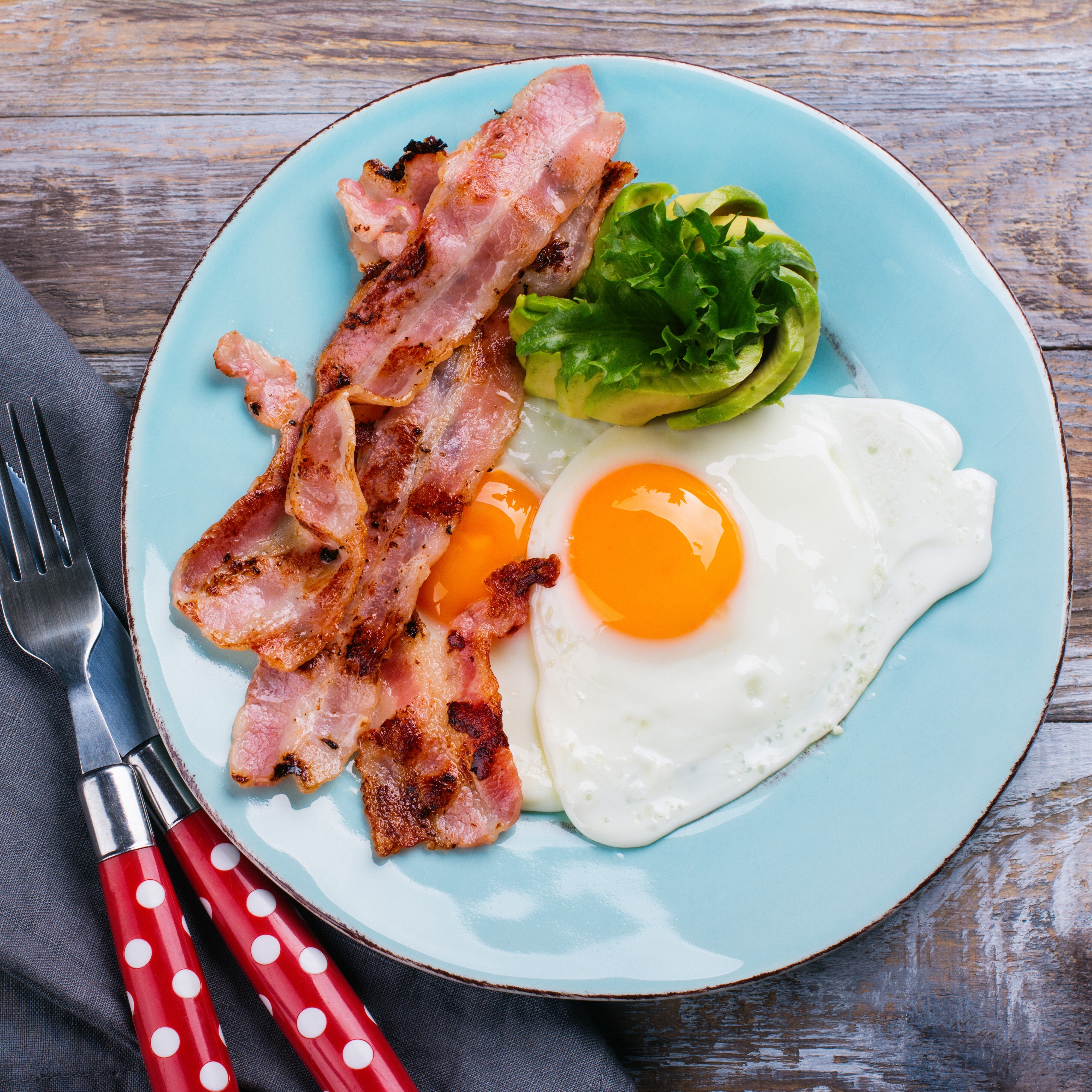 A breakfast of fried eggs, bacon and avocado fits the ketogenic diet. Photo: Shutterstock