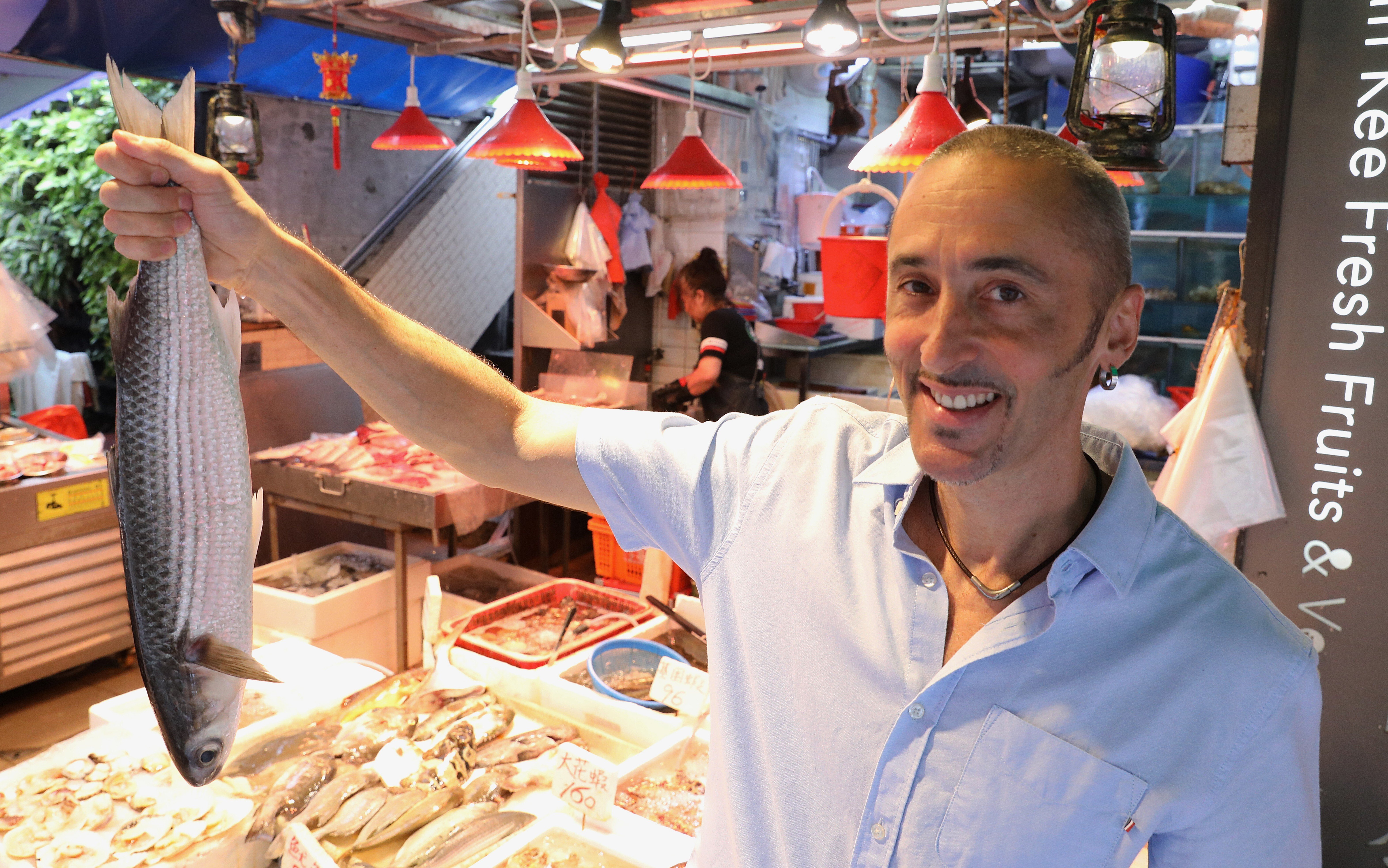 Oliver Smith shops for a keto diet meal at Gage Street Wet Market in Central, Hong Kong. Photo: Dickson Lee