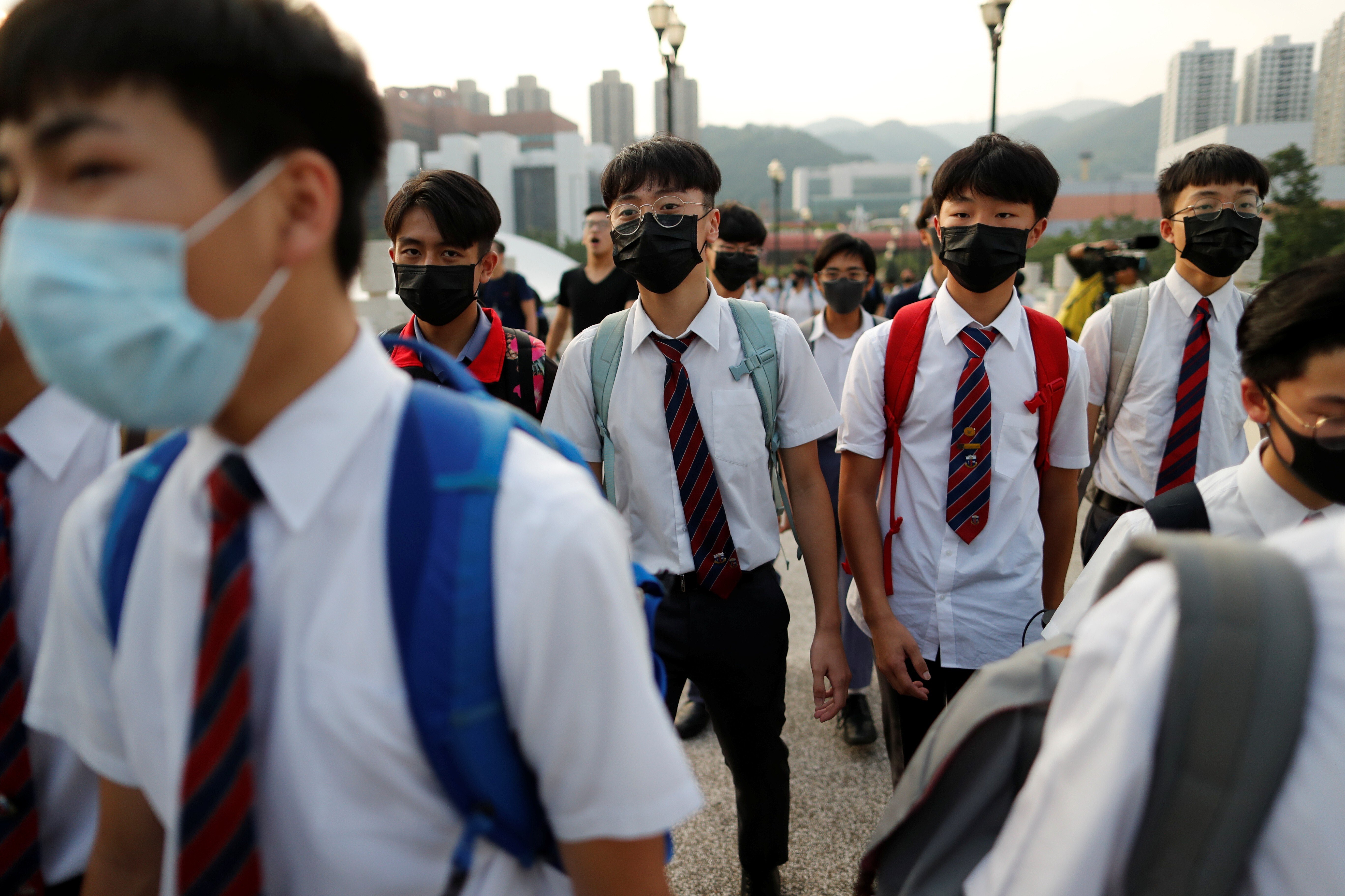 Student anti-government protesters walk as they prepare a human chain in Sha Tin in Hong Kong on September 19, 2019. Photo: Reuters