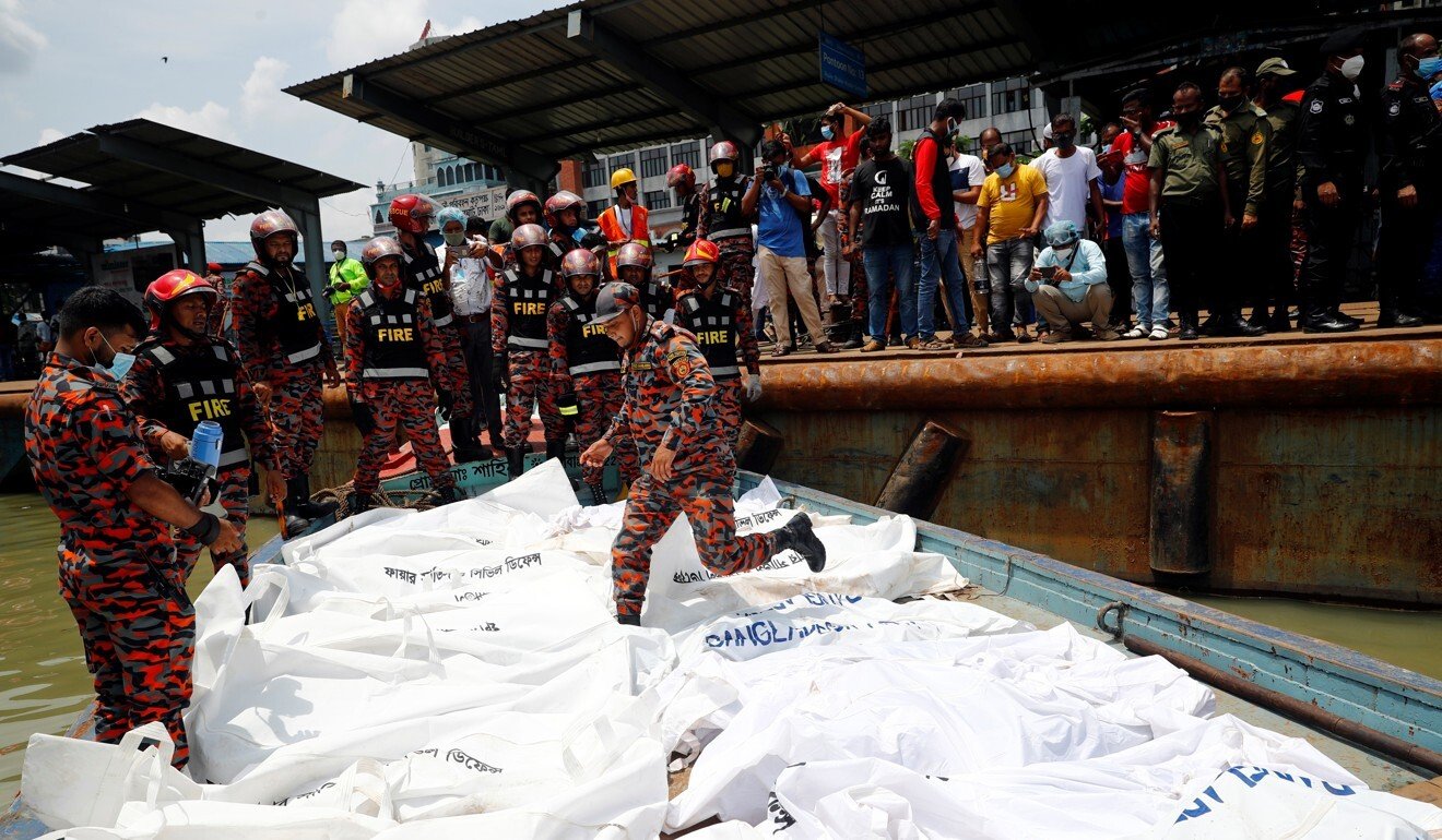 Бангладеш люди. Бангладеш метро дакка. Река буриганга бангладеш. Бангладеш 2011 год беспорядки. Обрушение здания в саваре.