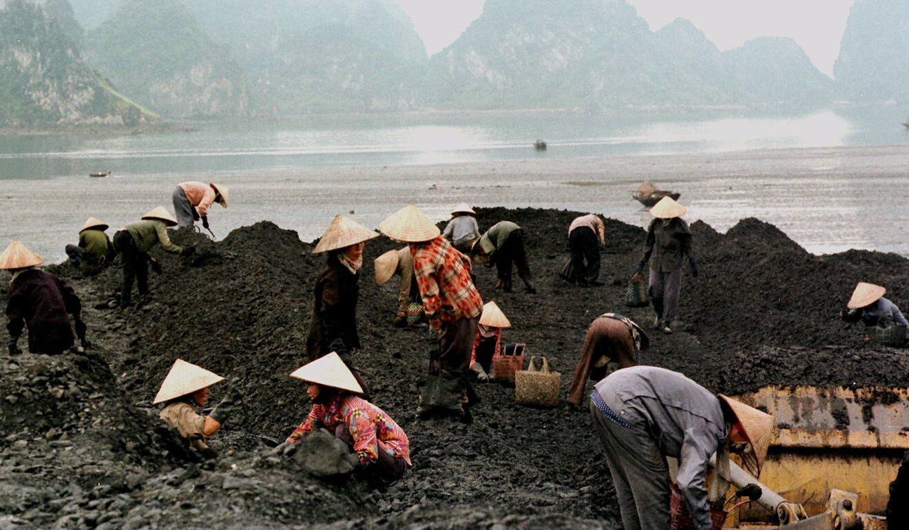 Vietnamese workers sift through piles of coal in this 1998 file photo. Photo: AP