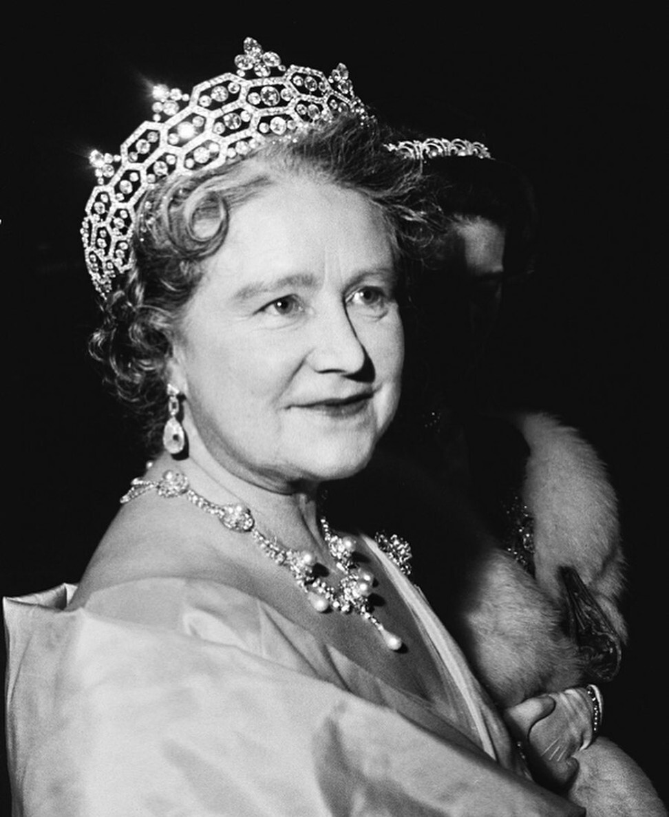 How many tiaras does Queen Elizabeth own and which ones did Kate