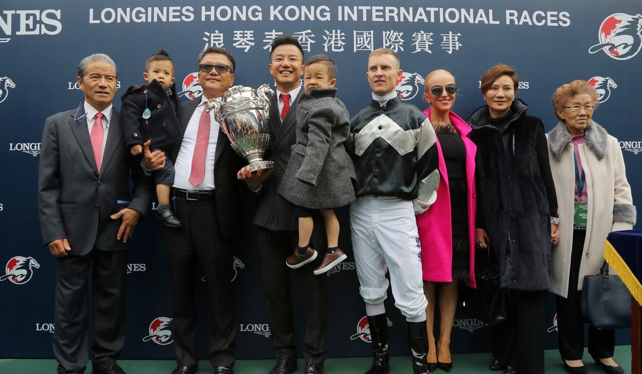 Wong Leung (second from right) poses for photos after Exultant takes out the 2018 Hong Kong Vase.