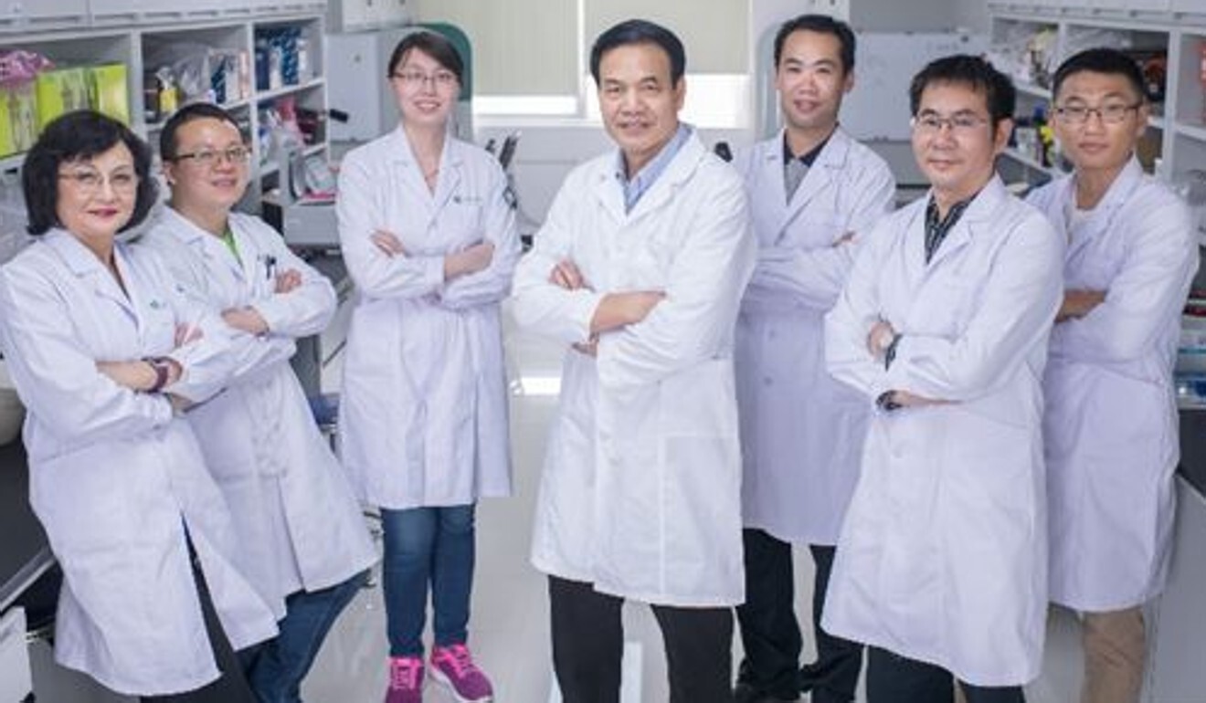 Li Xiaojiang (centre) with his team members at Jinan University in Guangzhou. Photo: Jinan University