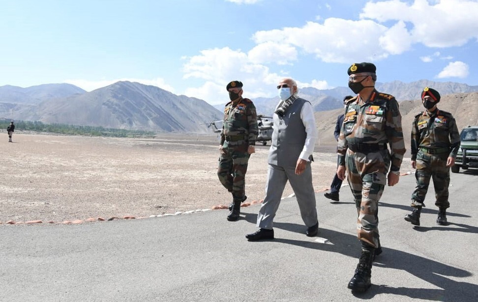 Uma foto do folheto disponibilizada pelo Gabinete de Informação da Imprensa Indiana (PIB) mostra o Primeiro Ministro da Índia Narendra Modi (2-L) e oficiais do exército que chegam a Leh. Foto: EPA-EFE