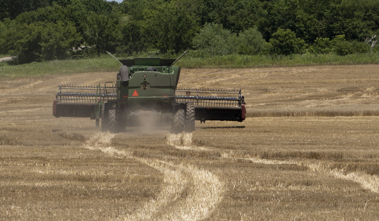 A farmer operates a combine harvester in Pawnee, Oklahoma, in June. Photo: Bloomberg