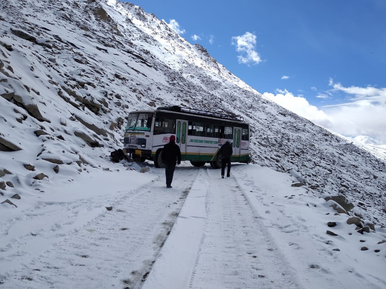 A bus stuck on a snowy road in the Ladakh mountains. Photo: Aakash Hassan