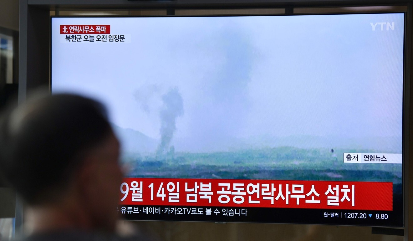 South Korean news shows the explosion of an inter-Korean liaison office in North Korea’s Kaesong Industrial Complex on June 16. Photo: AFP)