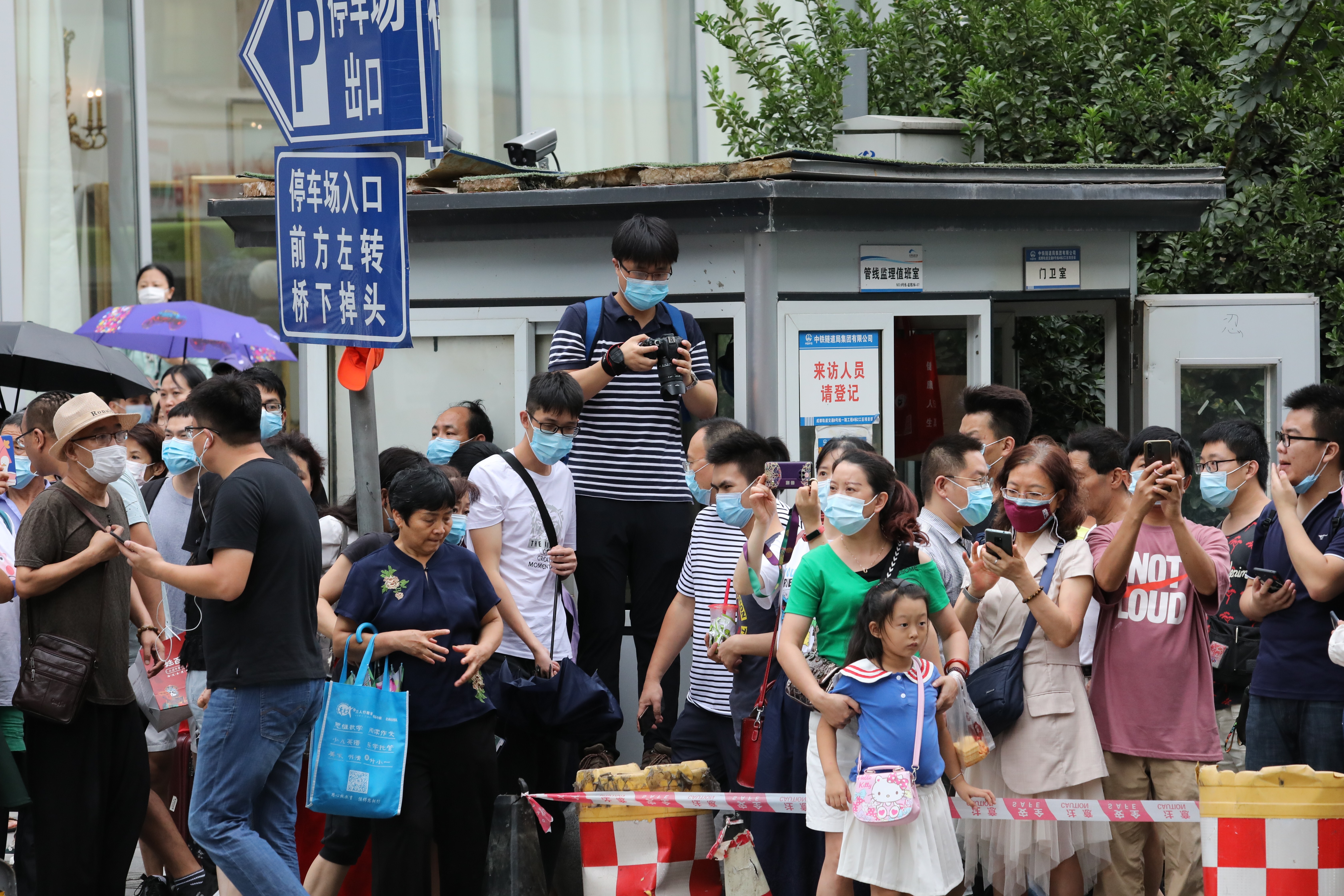 Onlookers are pictured outside the US Consulate General in Chengdu. Photo: Simon Song