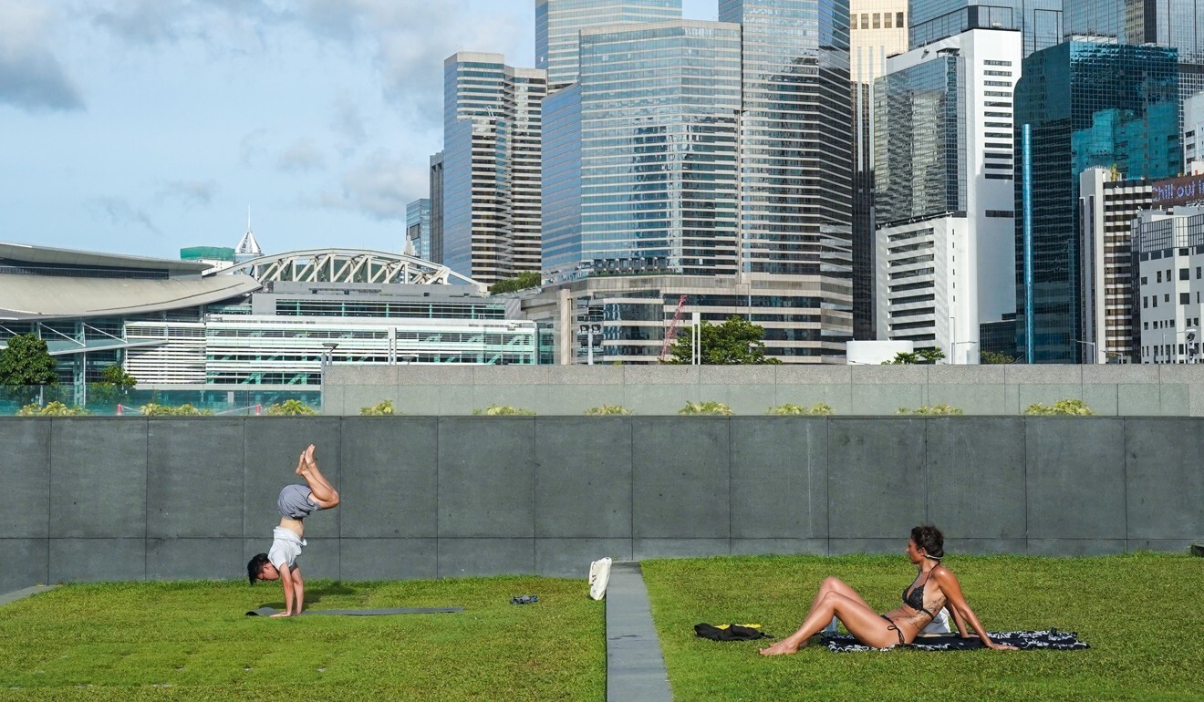 People exercising under the sun in Admiralty. Photo: Felix Wong