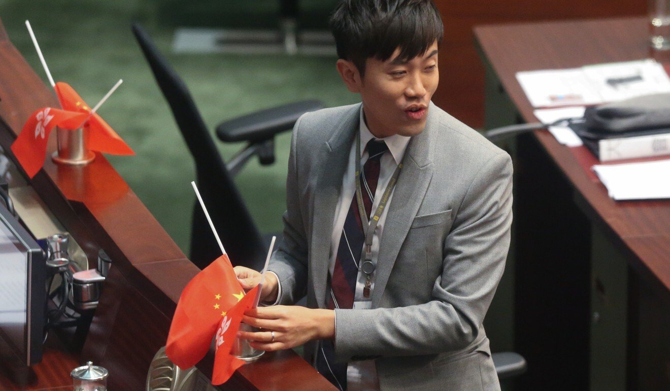 Cheng Chung-tai turns the national and Hong Kong flags upside down during a Legco sitting in October 2016. Photo: K. Y. Cheng